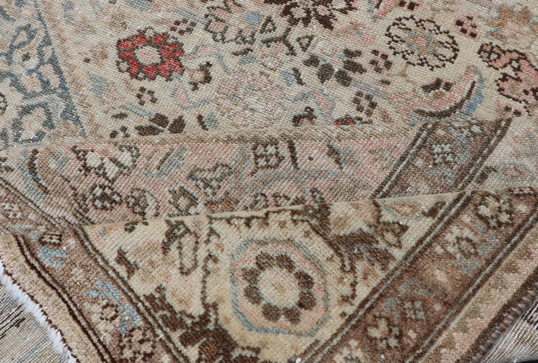 Antiker persischer Bidjar-Teppich mit Medaillon und detailliertem Blumenmuster 4'1 x 5'10 im Angebot 4