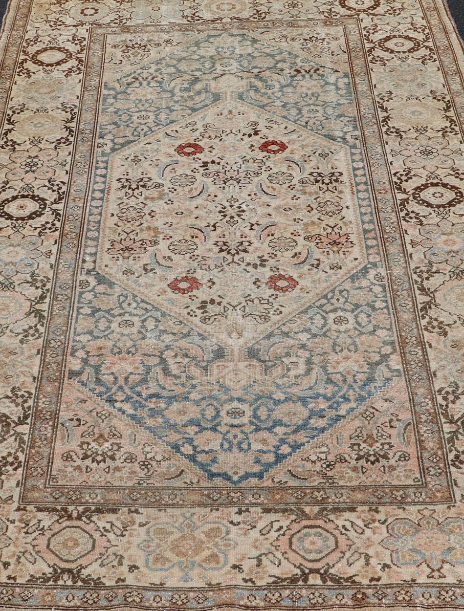 Antiker persischer Bidjar-Teppich mit Medaillon und detailliertem Blumenmuster 4'1 x 5'10 im Angebot 5