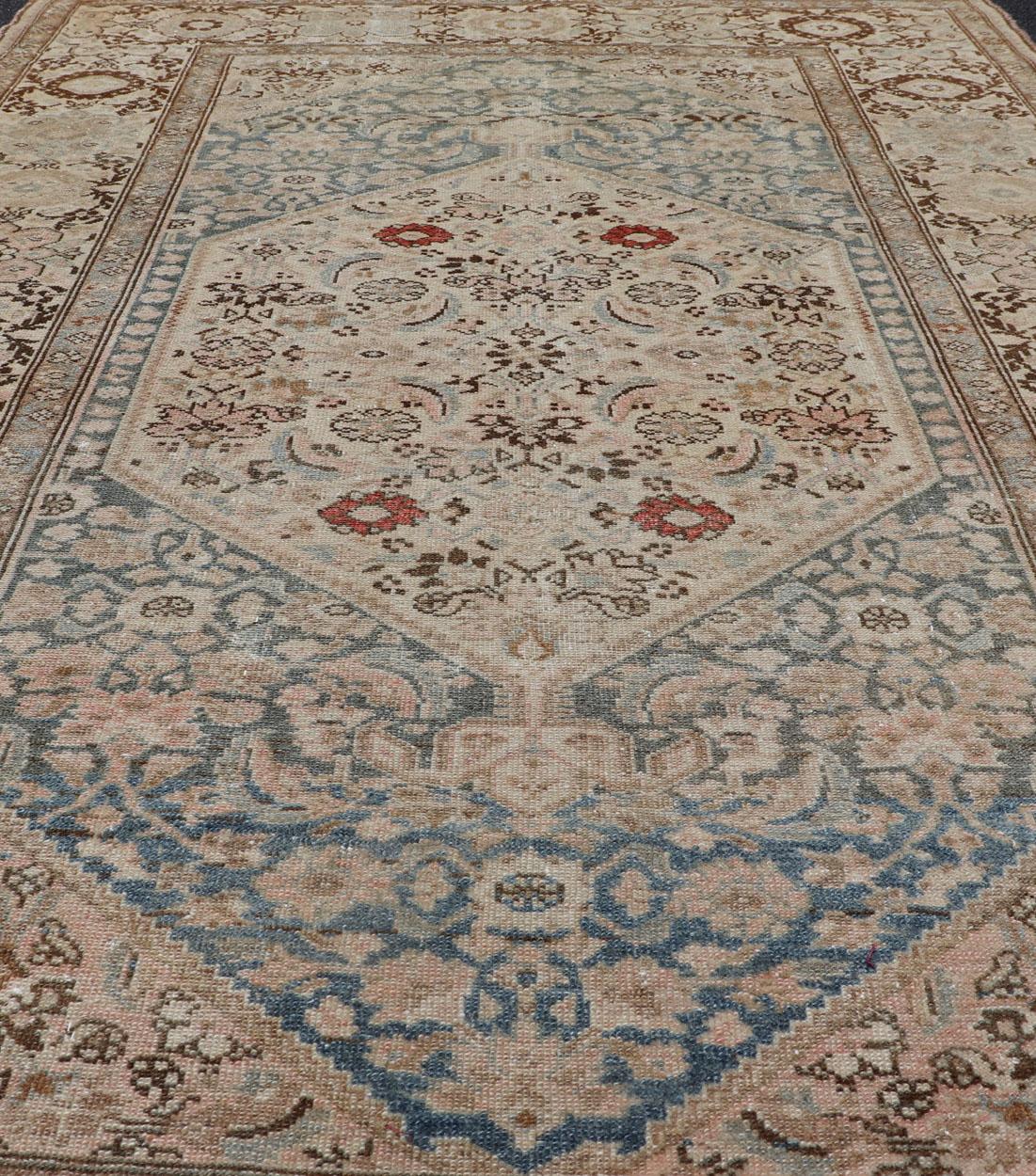 Maße: 4'1 x 5'10 
Antiker persischer Bidjar-Teppich mit Medaillon und detailliertem floralen Design 4'1 x 5'10. Keivan Woven Arts/ teppich/R20-0837, Herkunftsland / Art: Iran / Bidjar, um 1910.

Dieser antike persische Bidjar-Teppich ist ein schönes