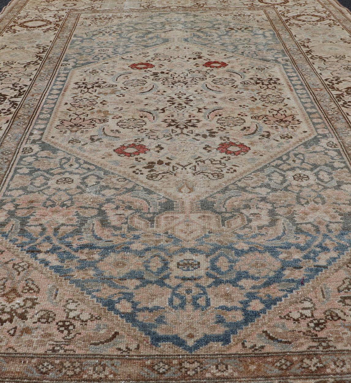 Antiker persischer Bidjar-Teppich mit Medaillon und detailliertem Blumenmuster 4'1 x 5'10 (Malayer) im Angebot