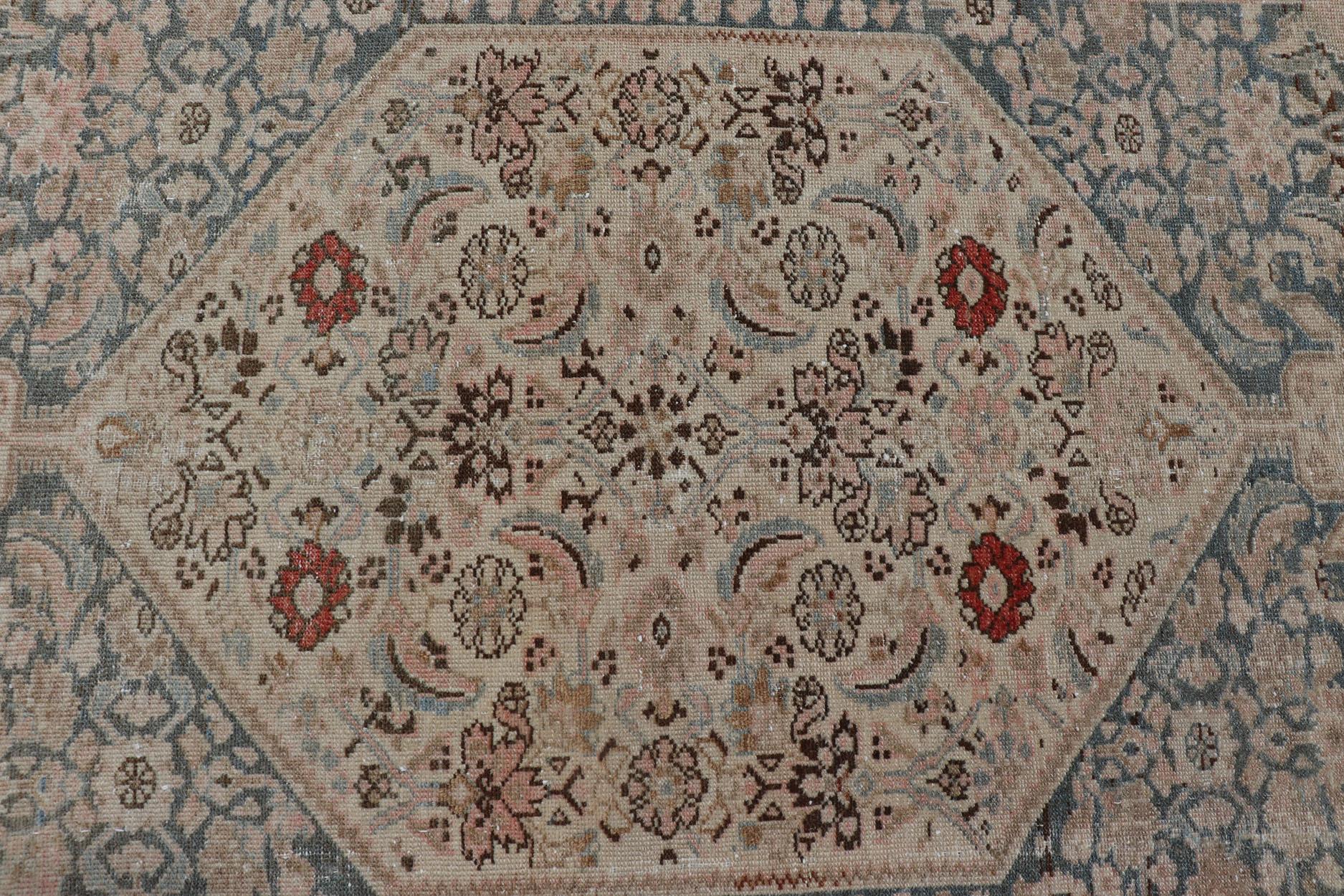Antiker persischer Bidjar-Teppich mit Medaillon und detailliertem Blumenmuster 4'1 x 5'10 (Persisch) im Angebot