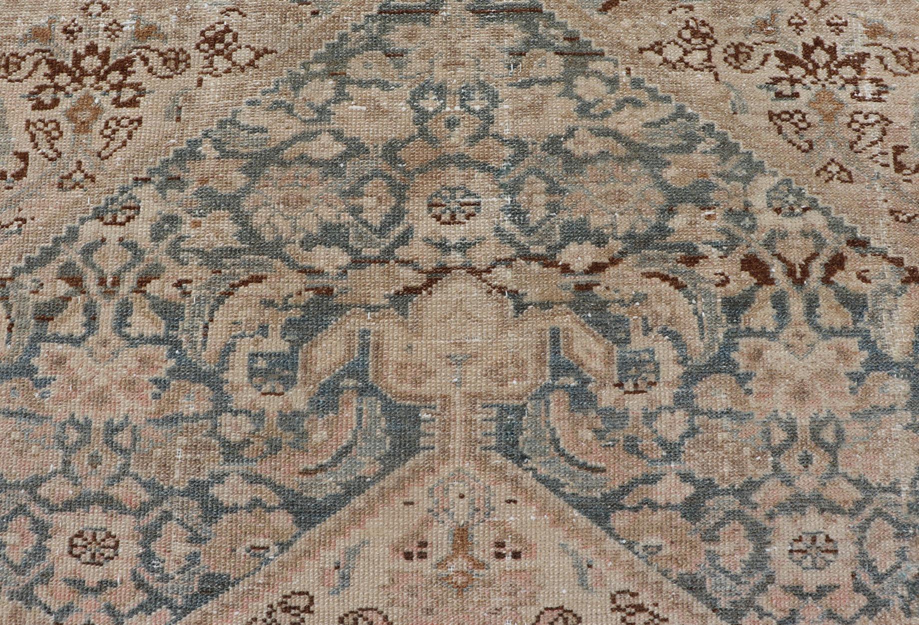 Antiker persischer Bidjar-Teppich mit Medaillon und detailliertem Blumenmuster 4'1 x 5'10 (Handgeknüpft) im Angebot