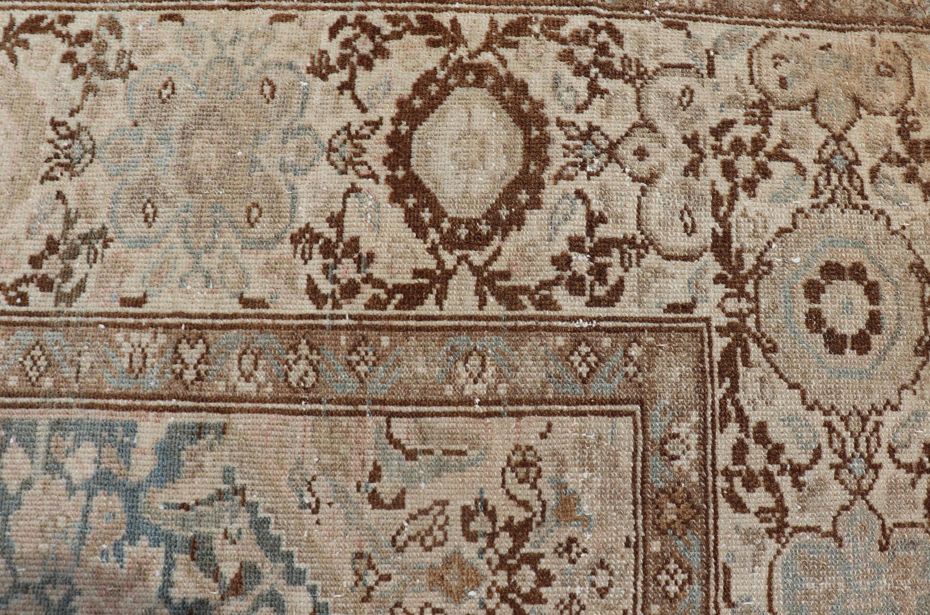 Antiker persischer Bidjar-Teppich mit Medaillon und detailliertem Blumenmuster 4'1 x 5'10 im Zustand „Gut“ im Angebot in Atlanta, GA