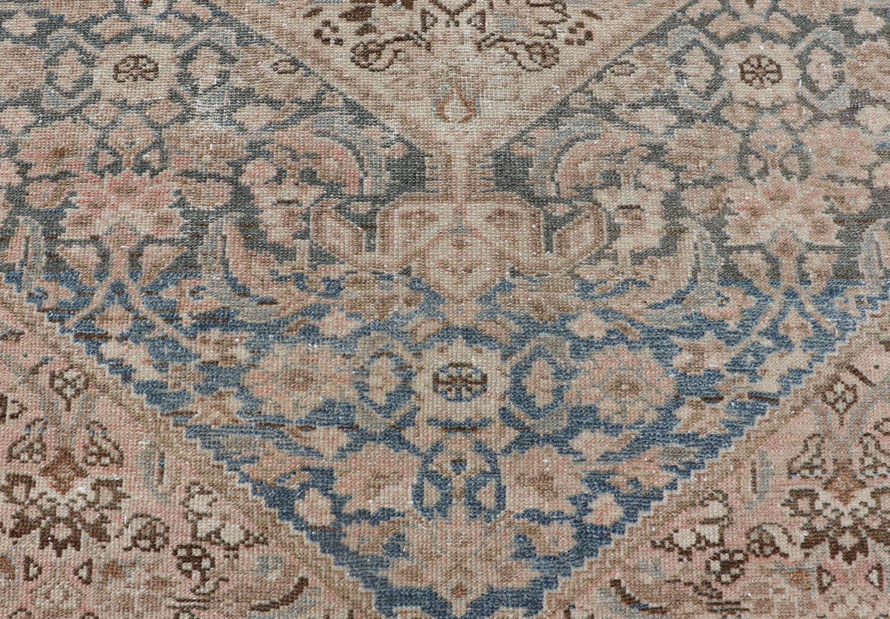 Antiker persischer Bidjar-Teppich mit Medaillon und detailliertem Blumenmuster 4'1 x 5'10 (20. Jahrhundert) im Angebot