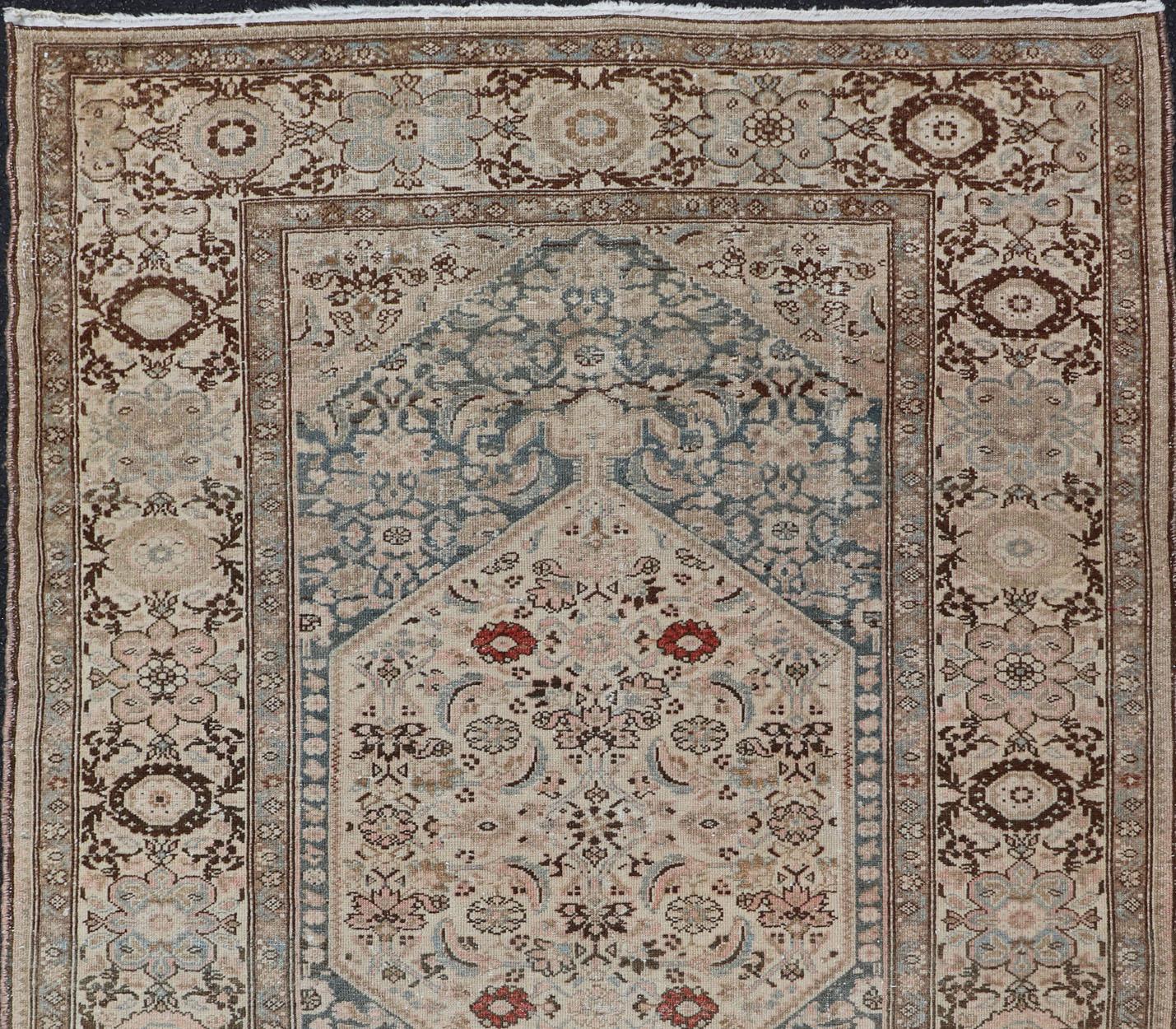 Antiker persischer Bidjar-Teppich mit Medaillon und detailliertem Blumenmuster 4'1 x 5'10 (Wolle) im Angebot