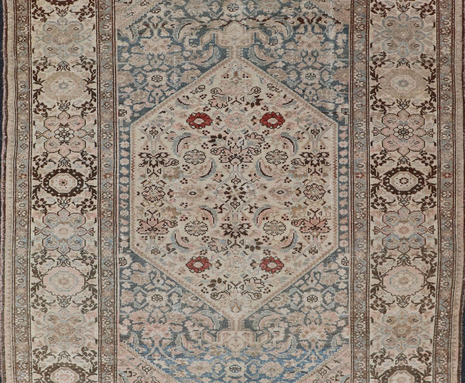 Antiker persischer Bidjar-Teppich mit Medaillon und detailliertem Blumenmuster 4'1 x 5'10 im Angebot 1