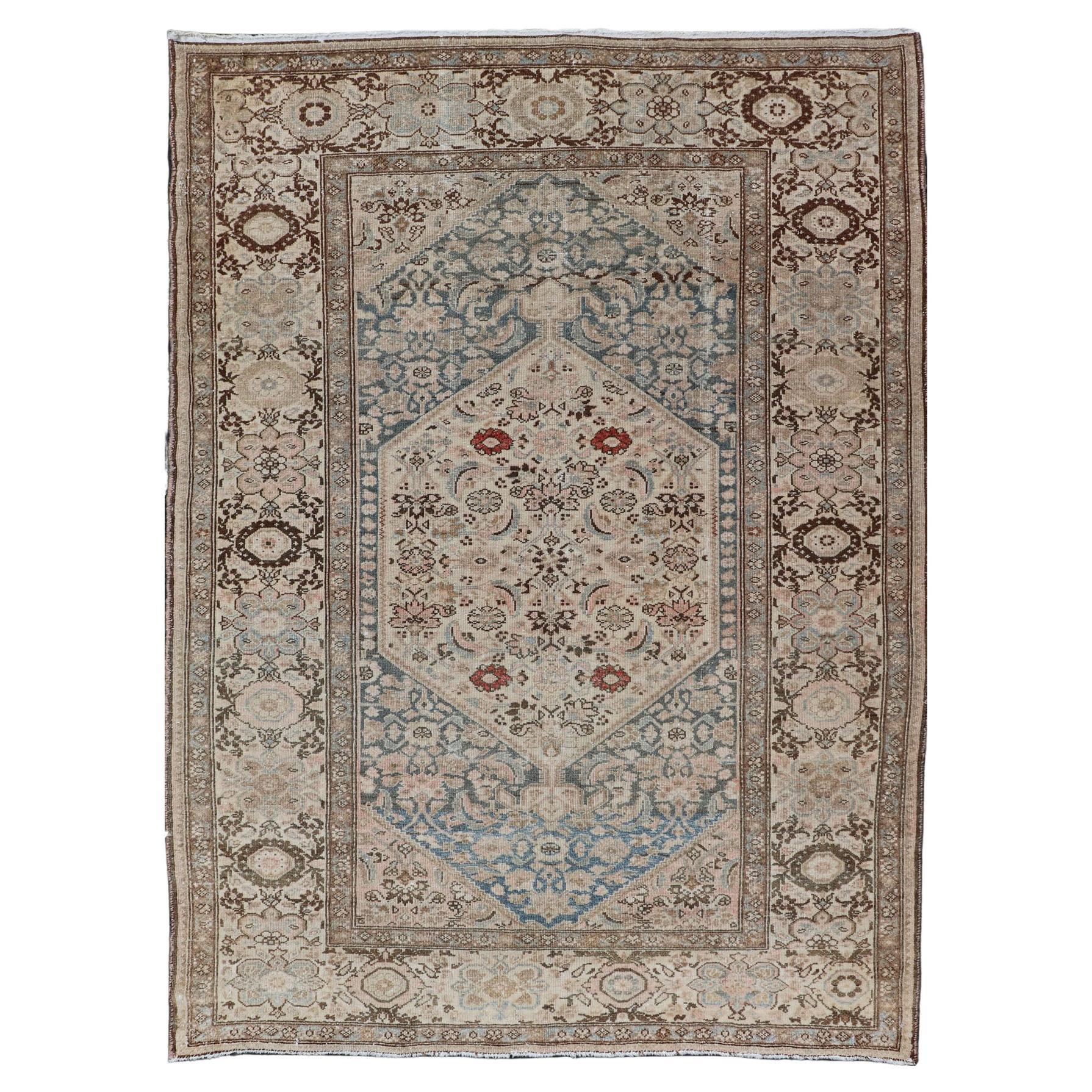 Antiker persischer Bidjar-Teppich mit Medaillon und detailliertem Blumenmuster 4'1 x 5'10