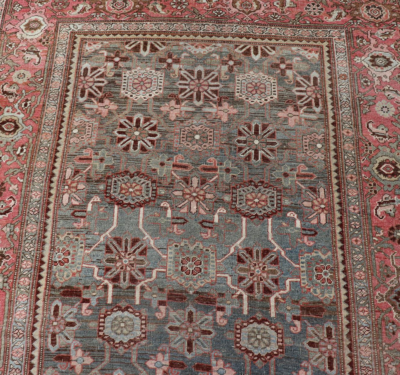 Maße: 4'5 x 7'2

Antiker persischer Bidjar-Teppich mit weichem rosa und blauem Allover 4'5 x 7'2. 
Keivan Woven Arts/ teppich/R20-0815, Herkunftsland / Art: Iran / Bidjar, um 1910.

Antiker persischer Bidjar-Teppich mit einem anmutigen