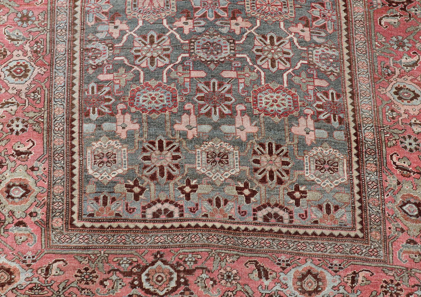 Antiker persischer Bidjar-Teppich mit weichem rosa und blauem Allover 4'5 x 7'2 (Malayer) im Angebot
