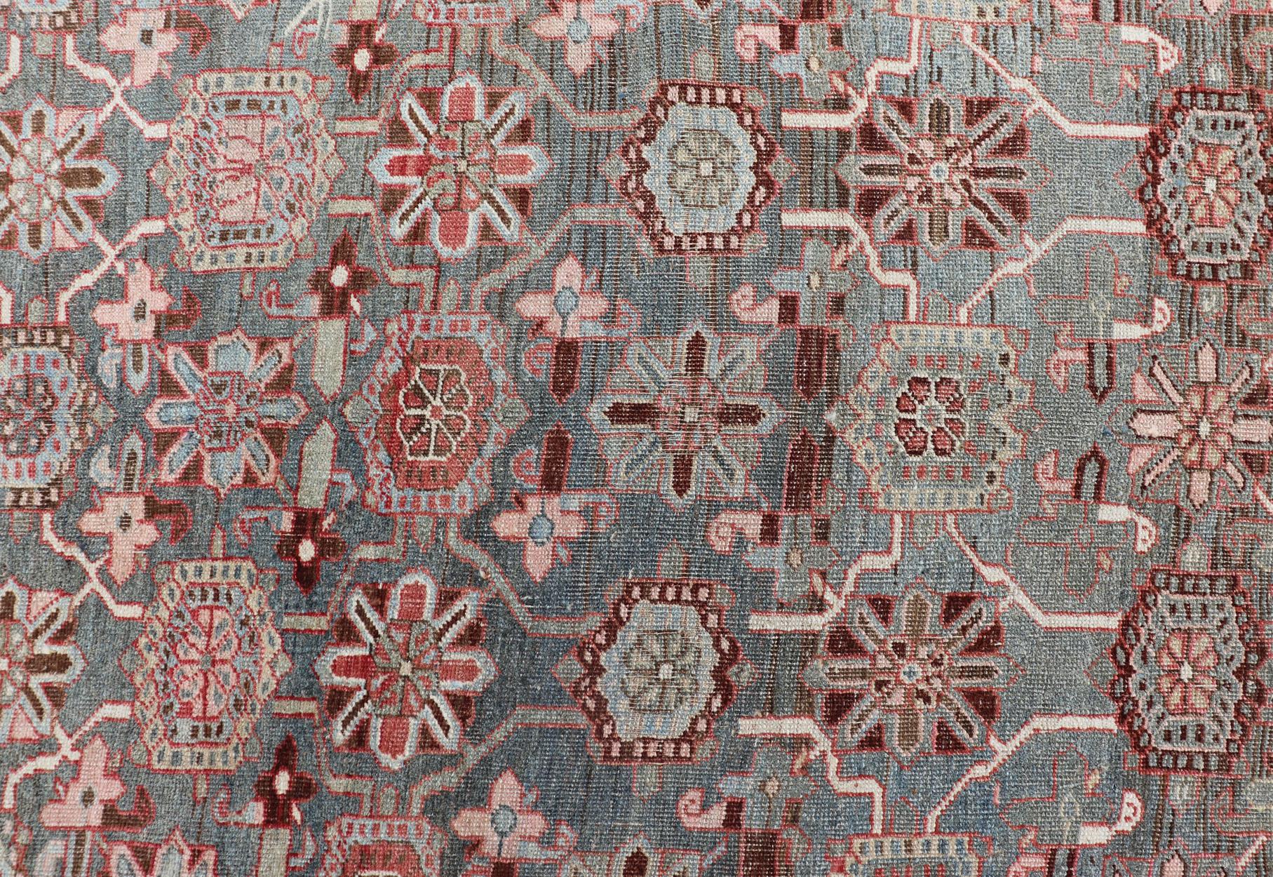 Antiker persischer Bidjar-Teppich mit weichem rosa und blauem Allover 4'5 x 7'2 (Persisch) im Angebot
