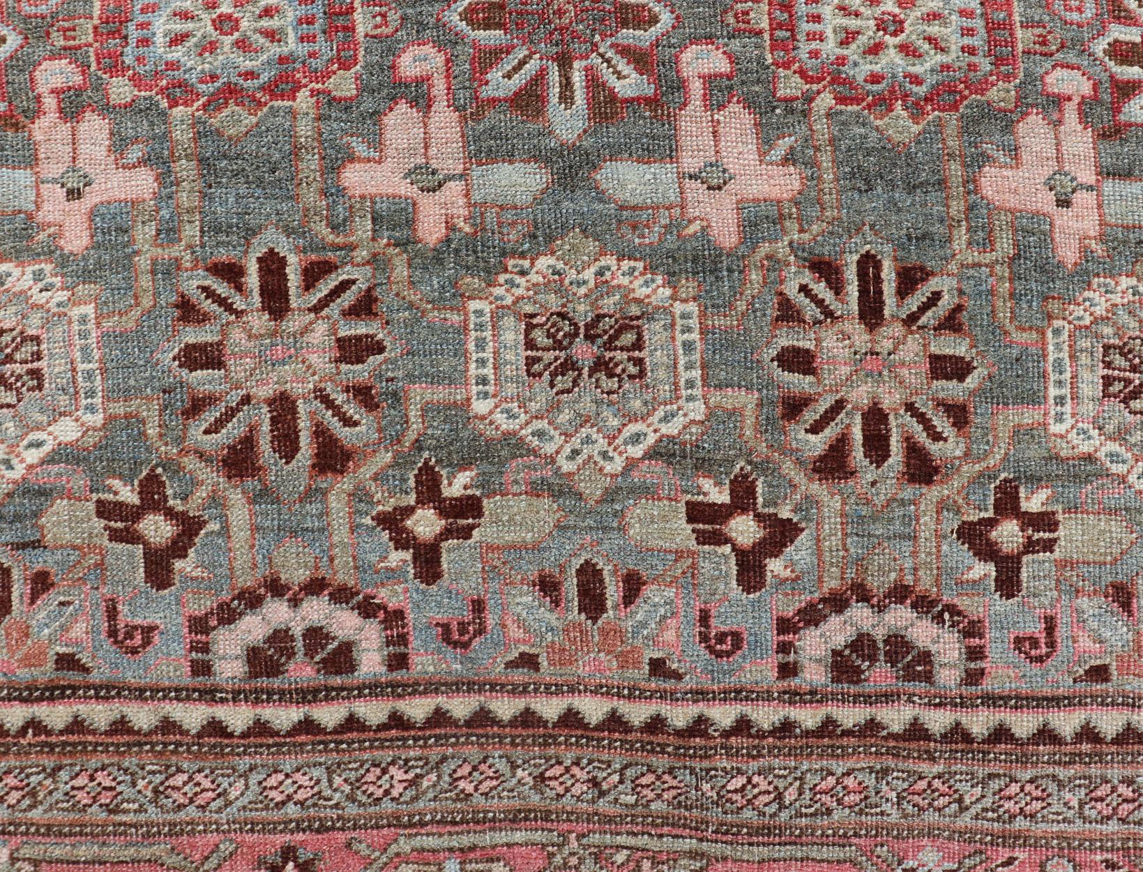 Antiker persischer Bidjar-Teppich mit weichem rosa und blauem Allover 4'5 x 7'2 (Handgeknüpft) im Angebot