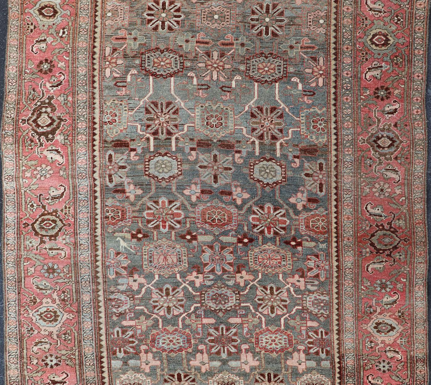 Antiker persischer Bidjar-Teppich mit weichem rosa und blauem Allover 4'5 x 7'2 (20. Jahrhundert) im Angebot