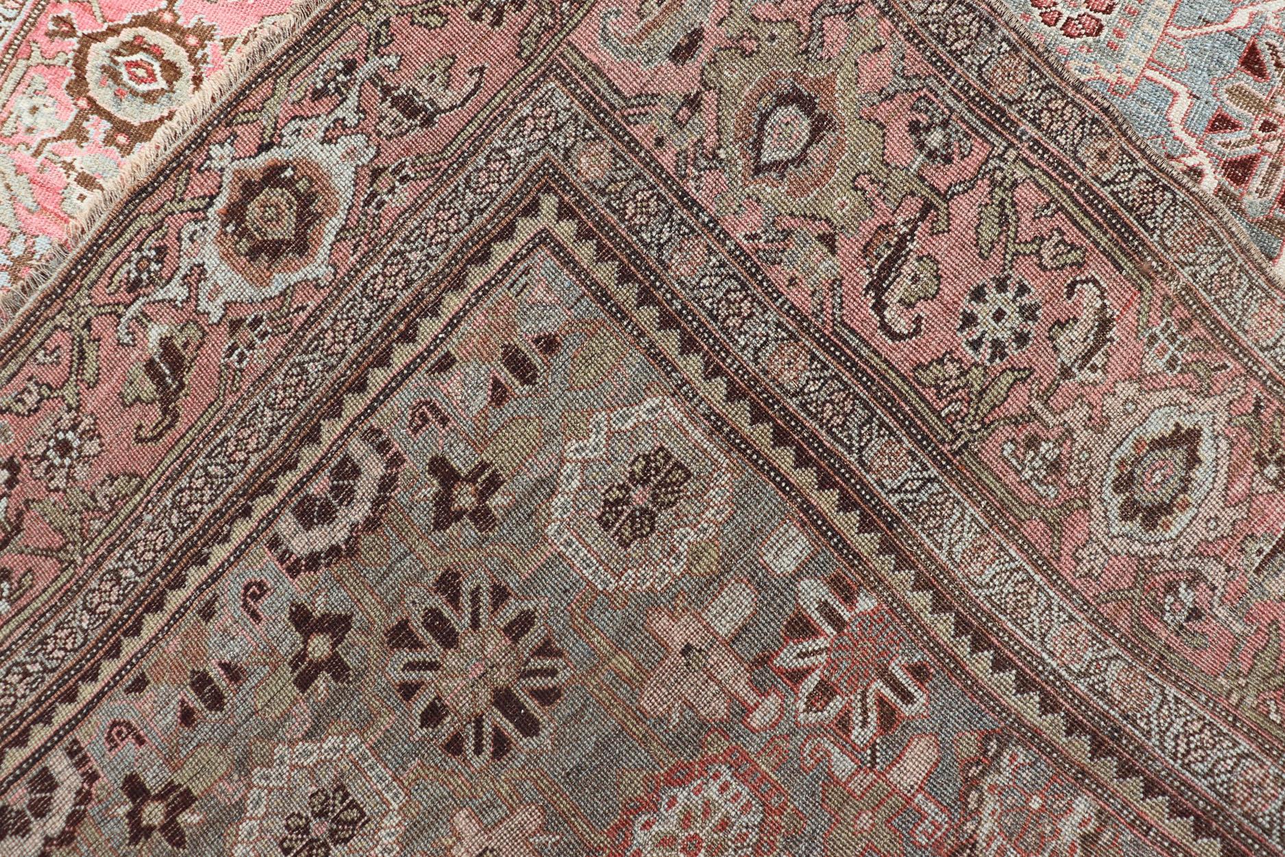 Antiker persischer Bidjar-Teppich mit weichem rosa und blauem Allover 4'5 x 7'2 im Angebot 1