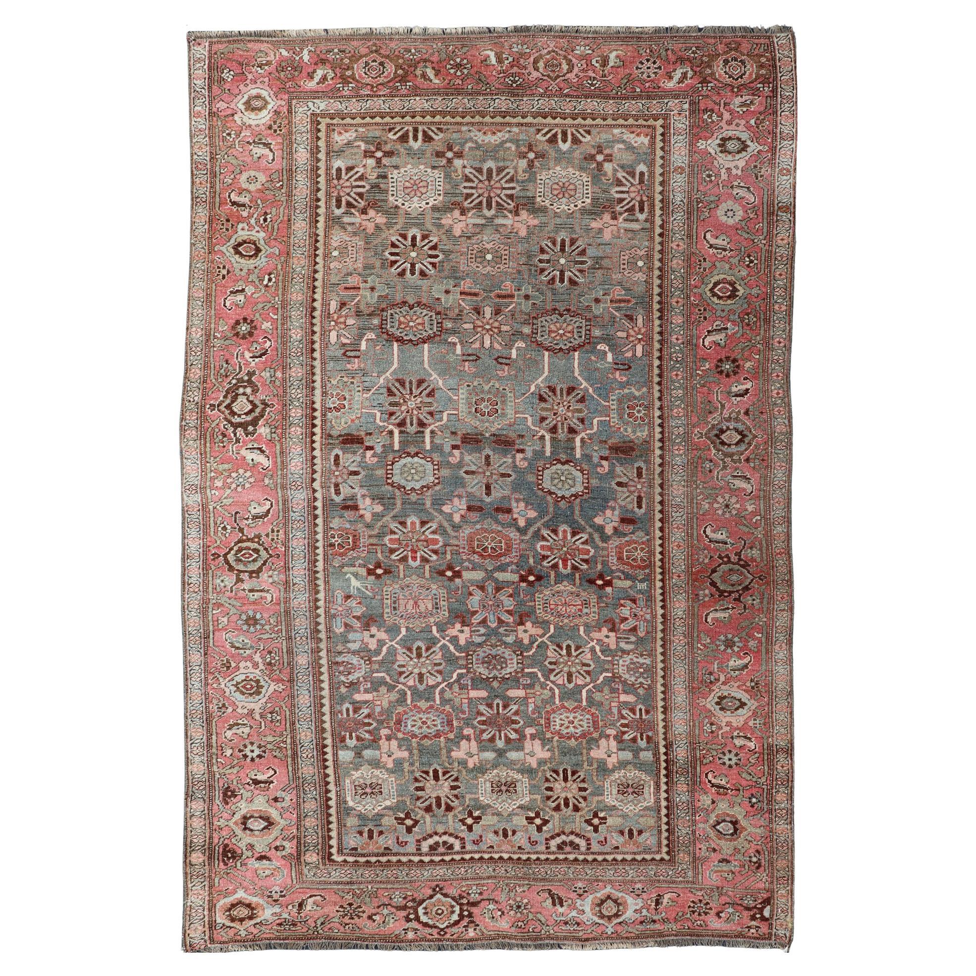 Antiker persischer Bidjar-Teppich mit weichem rosa und blauem Allover 4'5 x 7'2