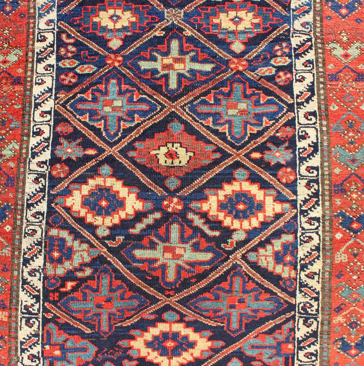 Lana Antico runner persiano Bidjar con medaglioni ripetuti in indaco e avorio. in vendita