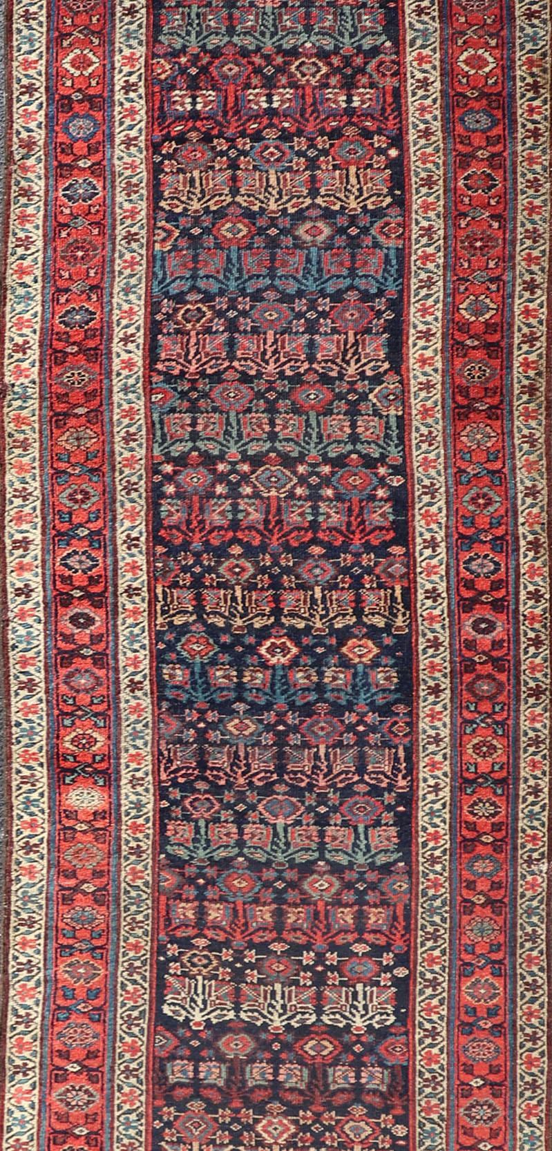 Antiker persischer Bidjar-Läufer mit subgeometrischen Motiven in Rot und Blau im Angebot 2