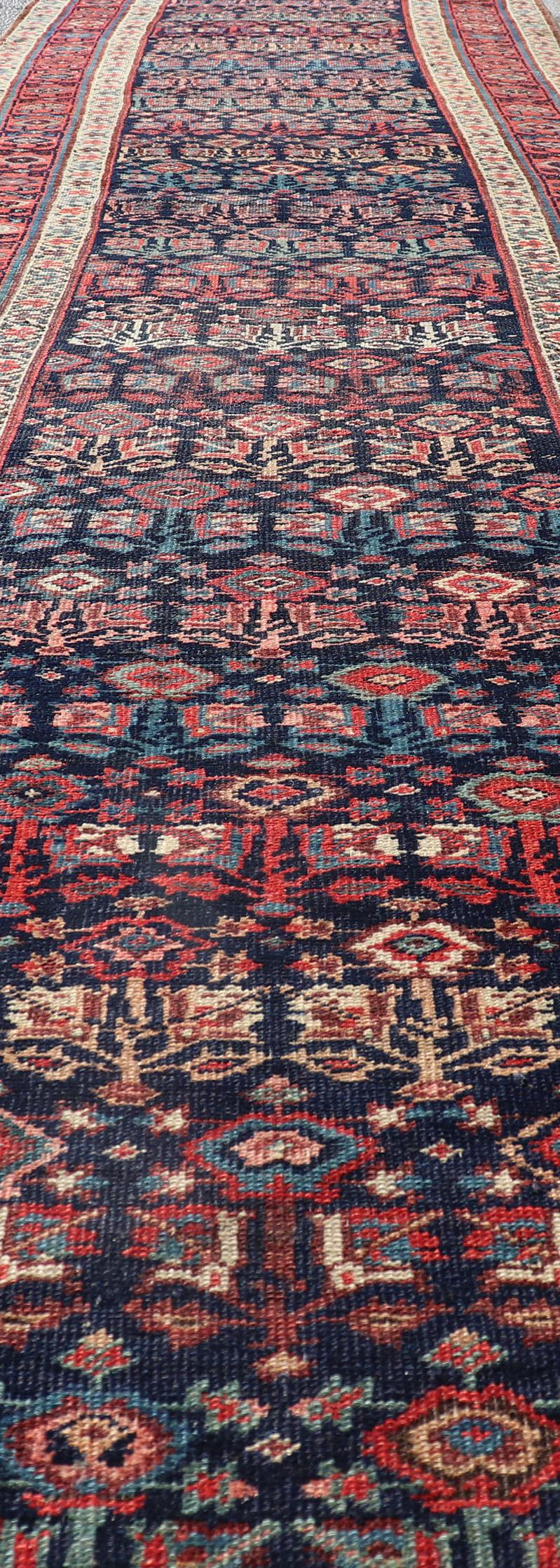 Antiker persischer Bidjar-Läufer mit subgeometrischen Motiven in Rot und Blau (Stammeskunst) im Angebot