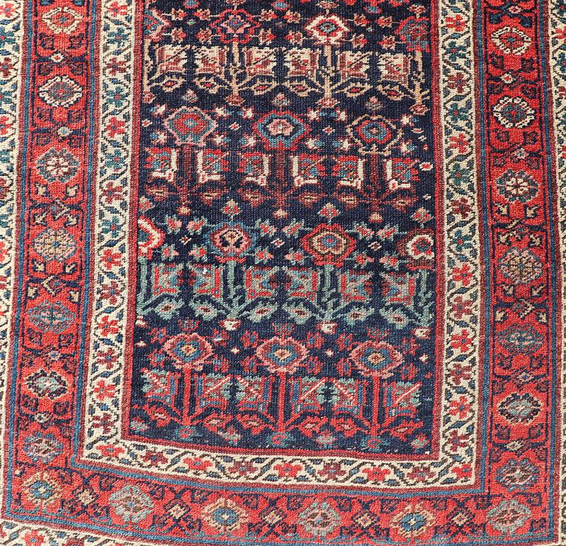 Antiker persischer Bidjar-Läufer mit subgeometrischen Motiven in Rot und Blau (Handgeknüpft) im Angebot