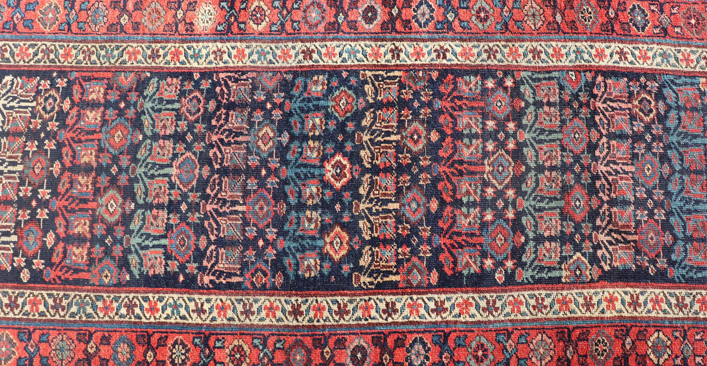 Antiker persischer Bidjar-Läufer mit subgeometrischen Motiven in Rot und Blau (20. Jahrhundert) im Angebot