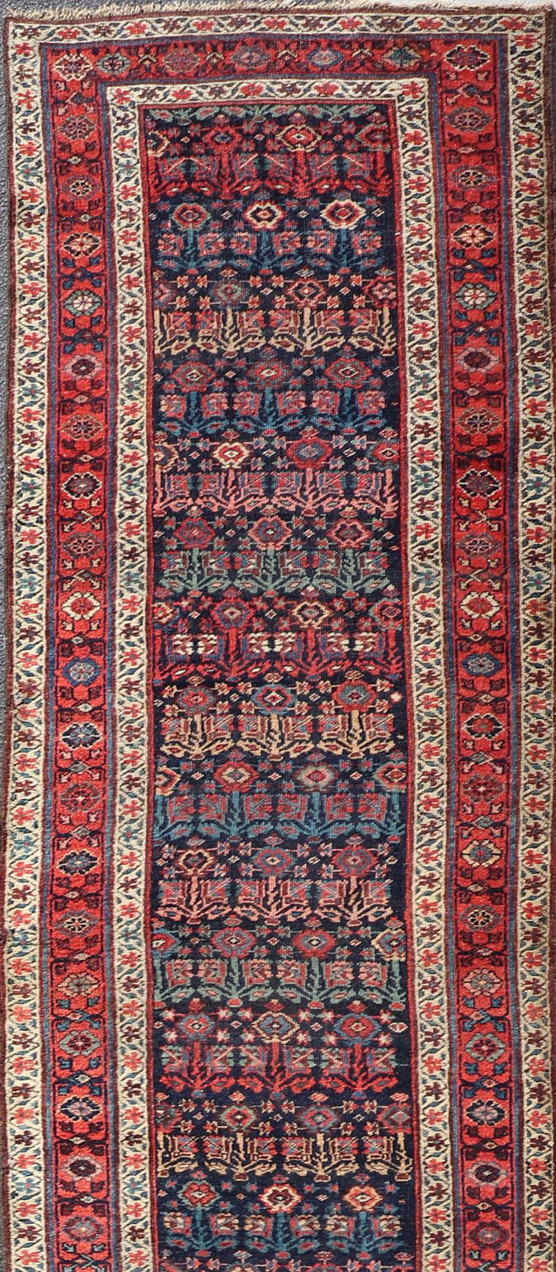 Antiker persischer Bidjar-Läufer mit subgeometrischen Motiven in Rot und Blau im Angebot 1