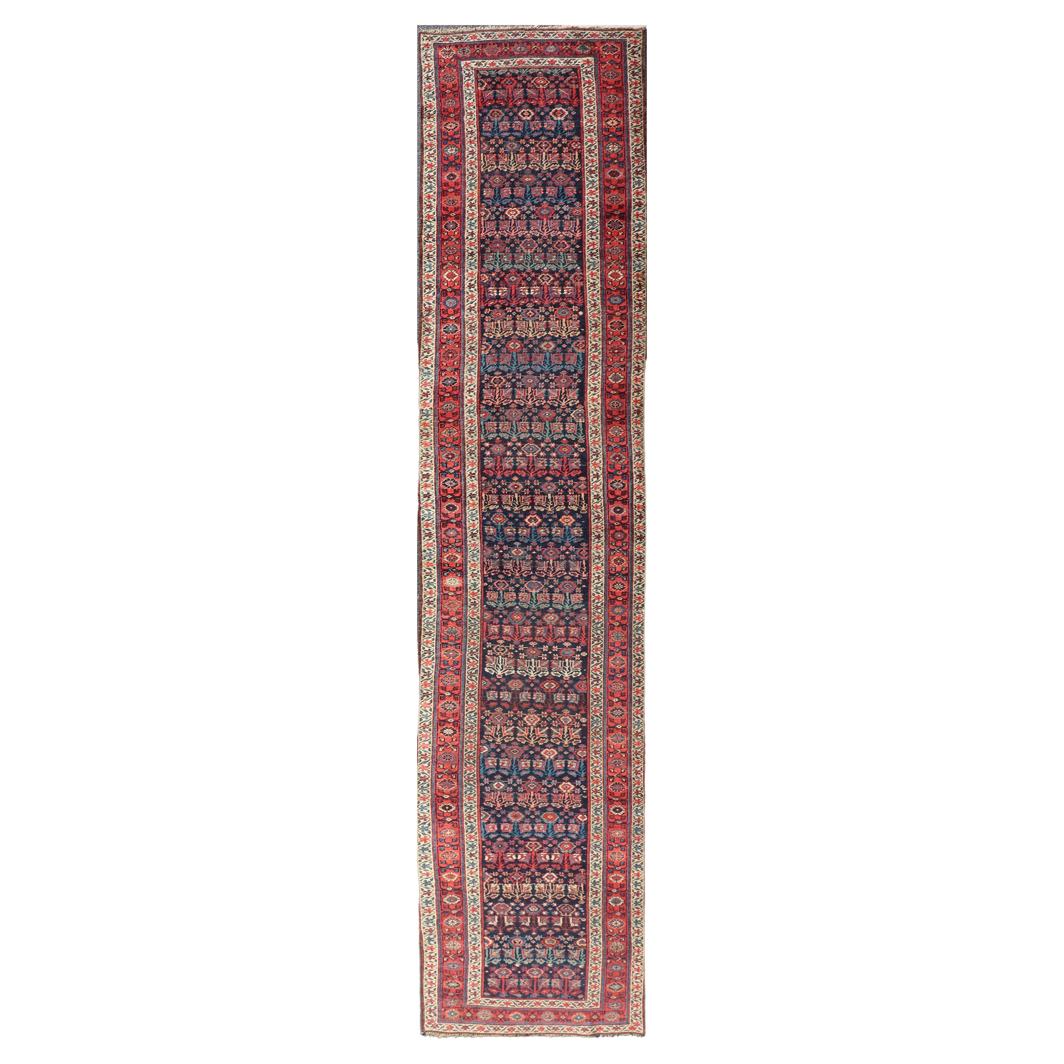 Antiker persischer Bidjar-Läufer mit subgeometrischen Motiven in Rot und Blau