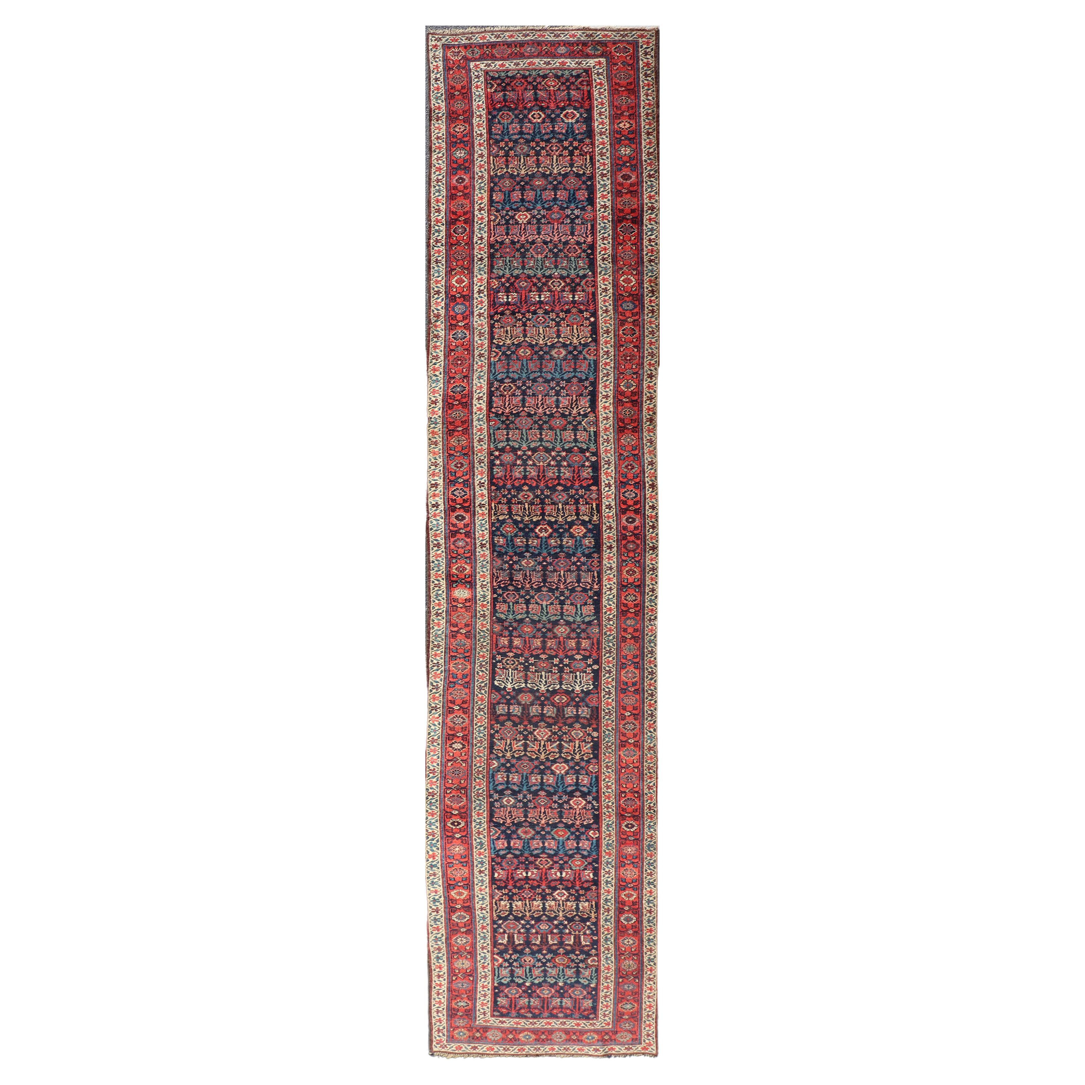 Tapis de couloir persan ancien Bidjar avec motifs sous-géométriques rouges et bleus