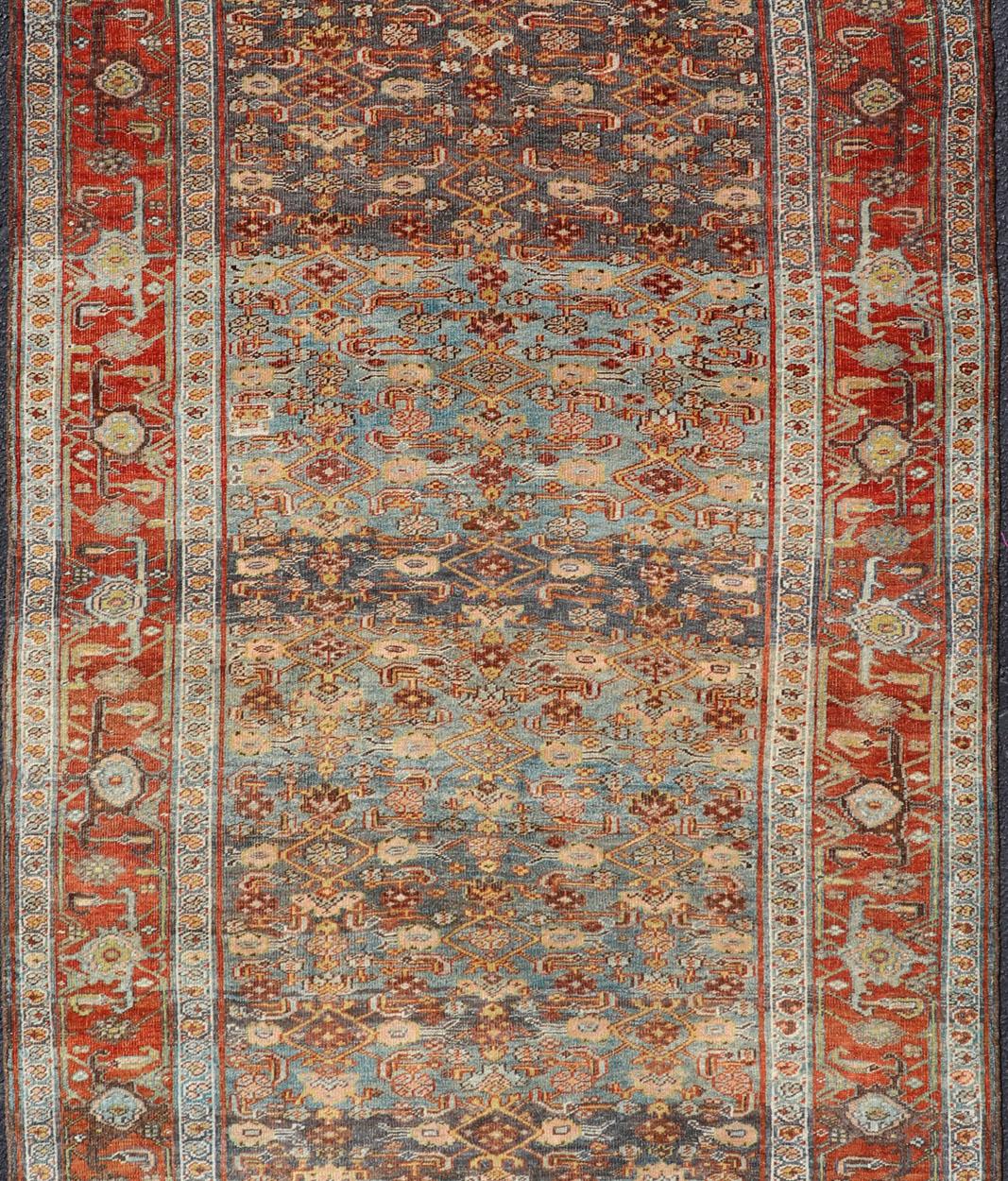 Dieser antike handgeknüpfte persische Bidjar-Teppich in Galeriegröße zeichnet sich durch ein subgeometrisches Muster aus, das sich über die gesamte Fläche des Teppichs erstreckt und von einer komplementären, mehrstufigen Bordüre umgeben ist. Der