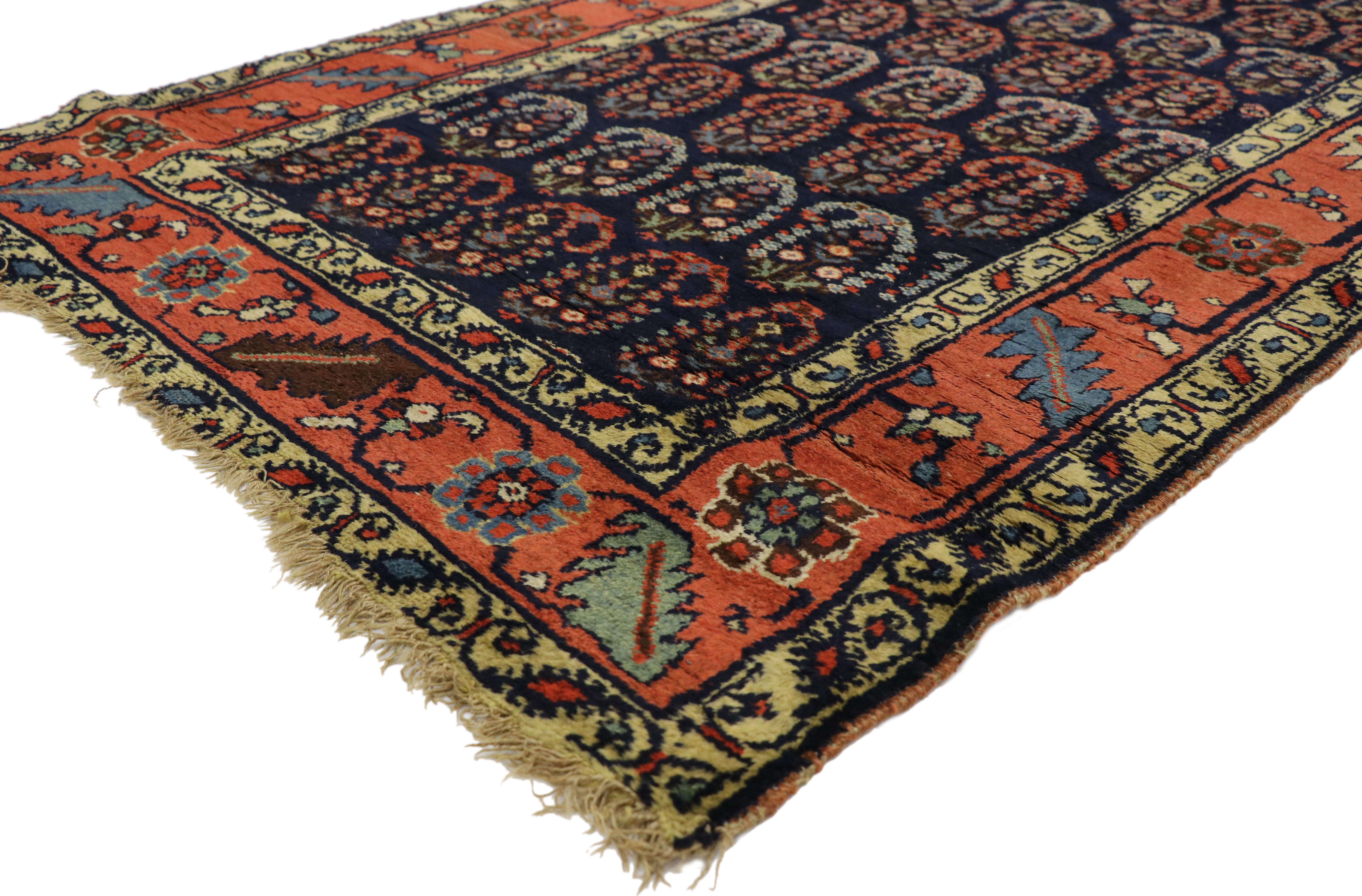 76944 Antico runner persiano Bijar con design Boteh e stile vittoriano moderno. Questo runner Bijar antico in lana annodato a mano presenta un motivo ripetitivo all-over di opulenti motivi boteh. Il motivo boteh, molto diffuso, simboleggia la vita