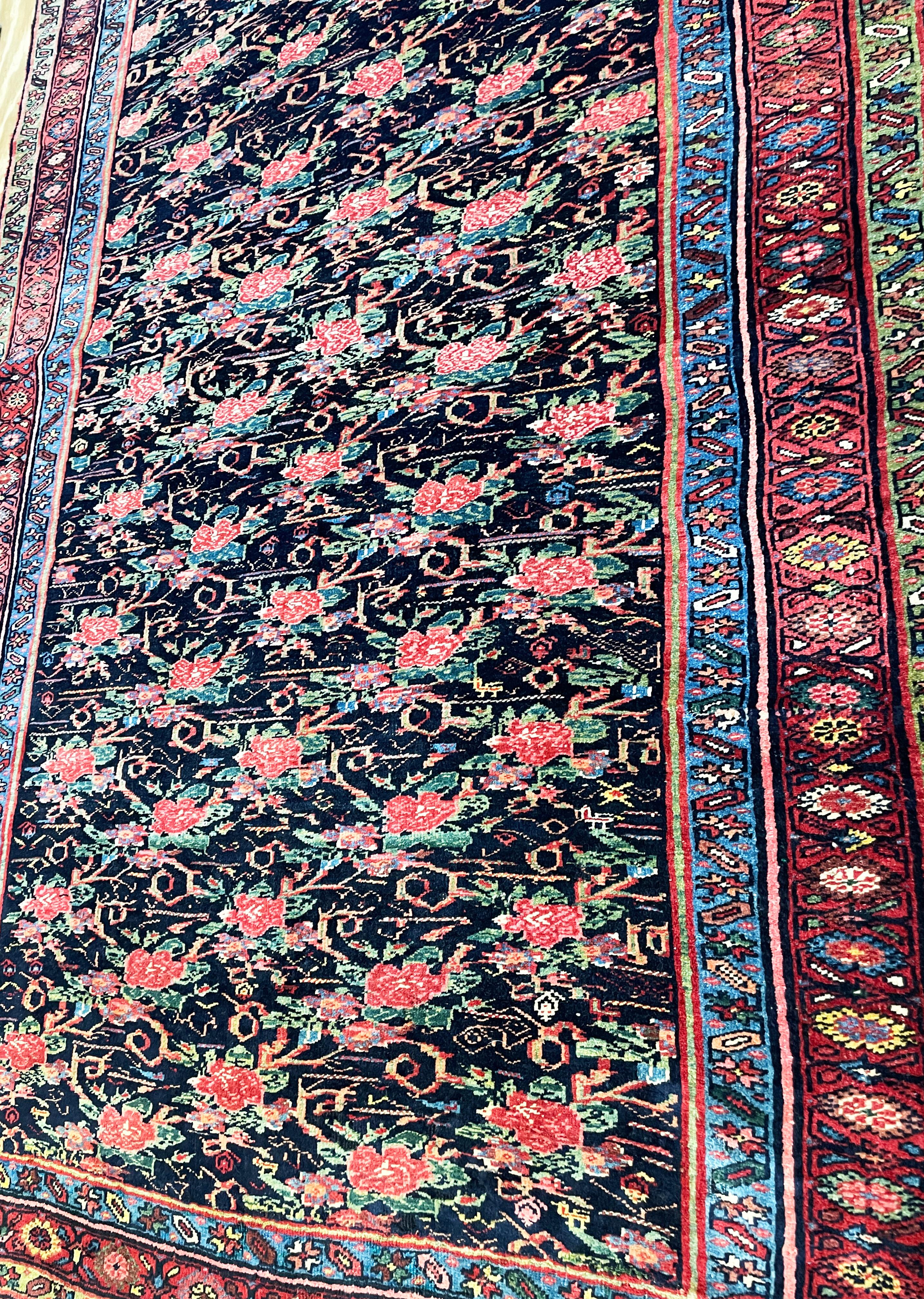 Antiker persischer Bijar Halvayi-Teppich, französisches Design im Angebot 2