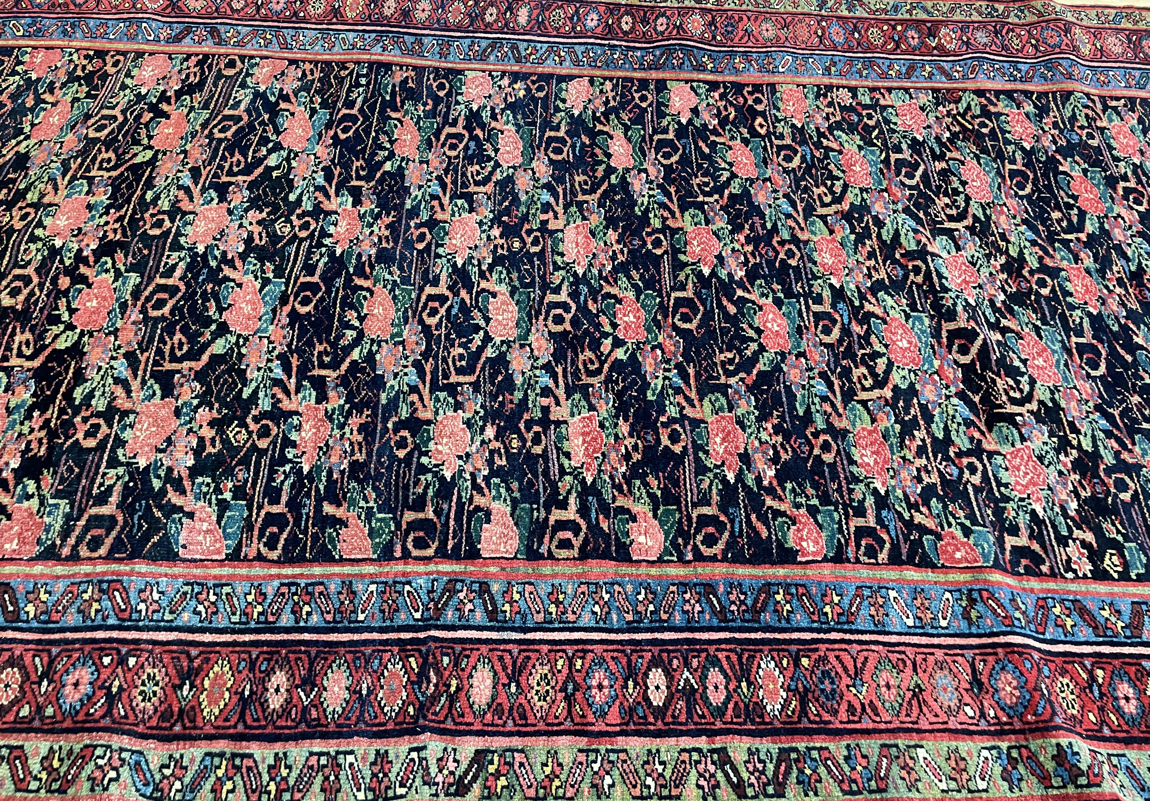 Antiker persischer Bijar Halvayi-Teppich, französisches Design (Persisch) im Angebot