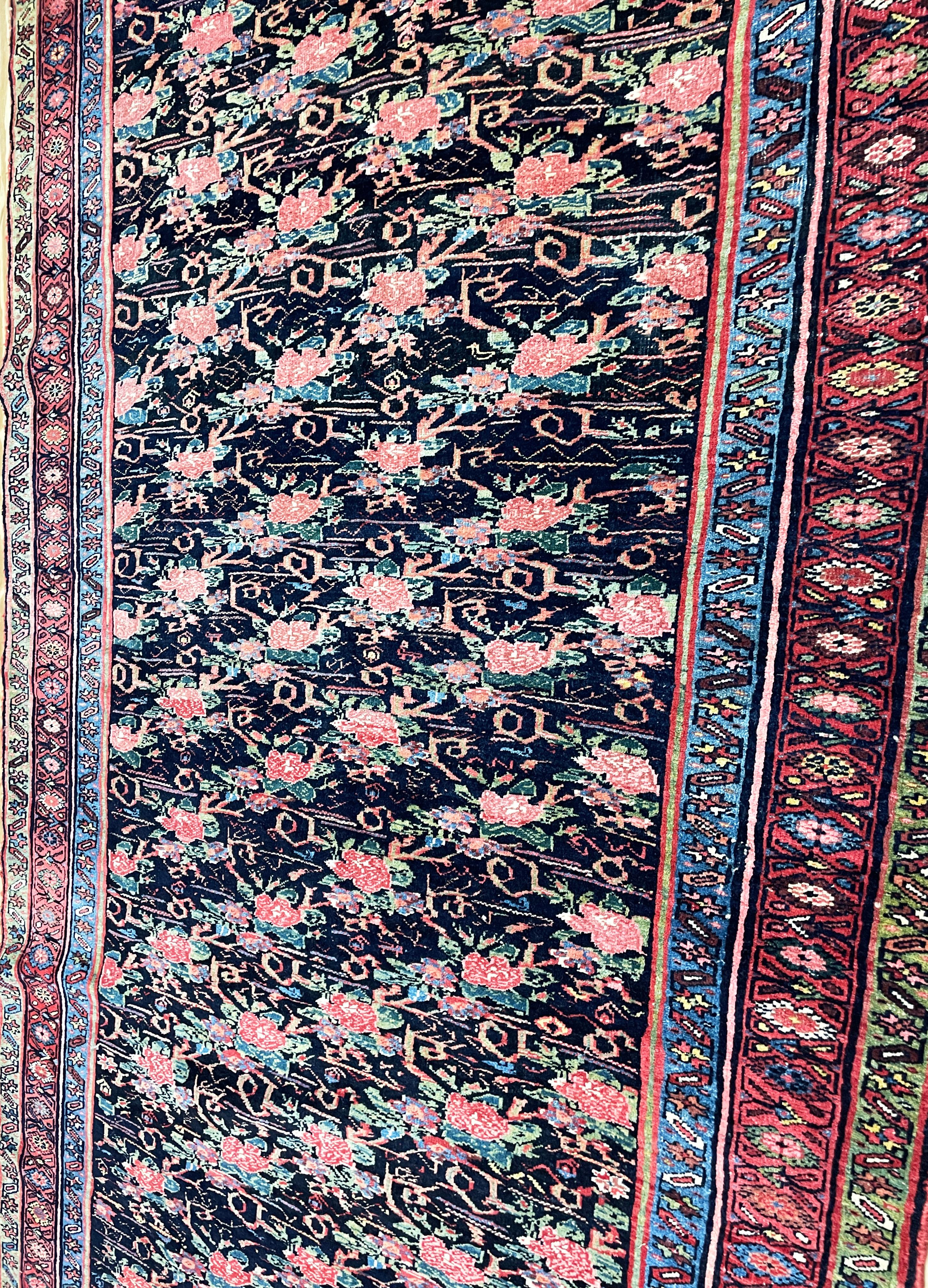 Antiker persischer Bijar Halvayi-Teppich, französisches Design im Angebot 1