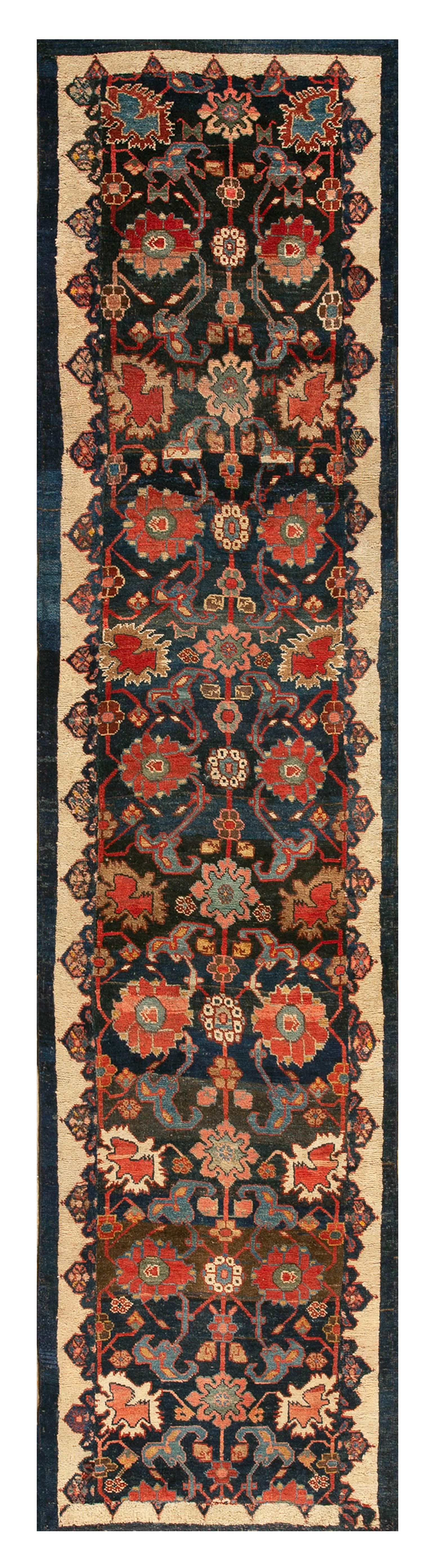 Persiano Tappeto persiano Bijar del XIX secolo ( 2'4'' x 9'9'' - 71 x 297 ) in vendita