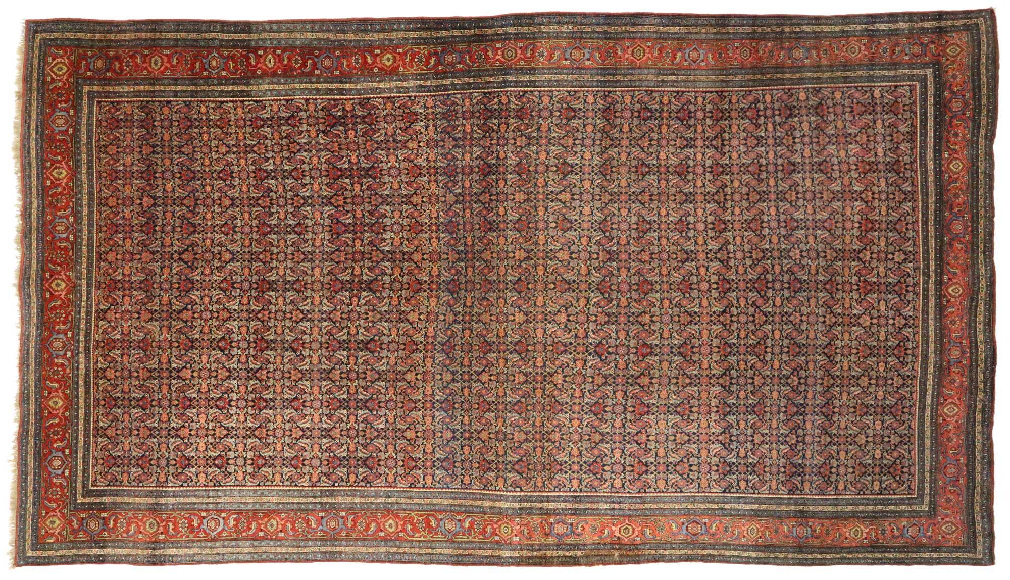 Perse Tapis persan ancien de palais Bijar avec style anglais traditionnel et moderne en vente