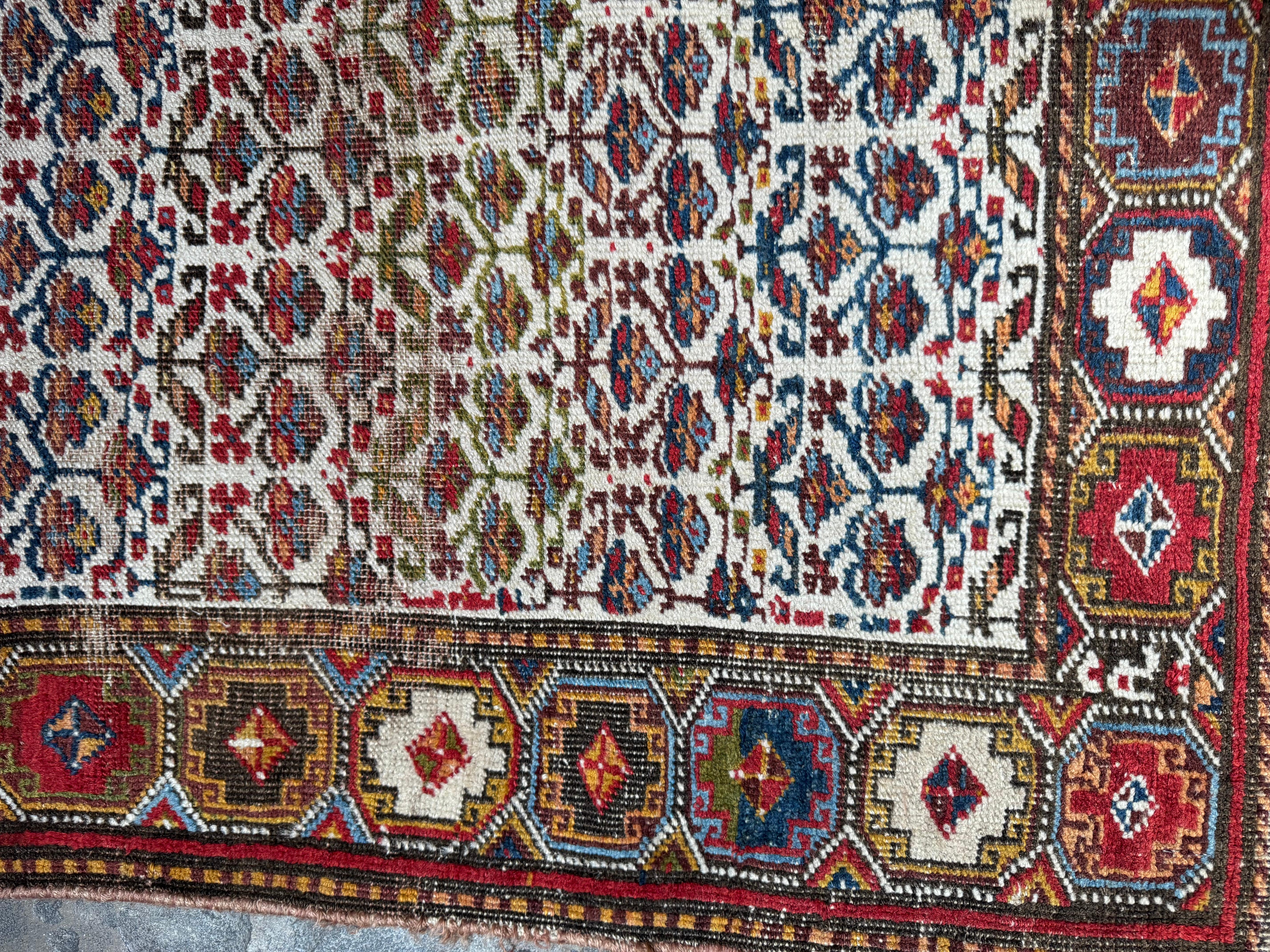 Tabriz Tapis persan Bijar ancien tissé à la main avec des motifs floraux complexes en vente