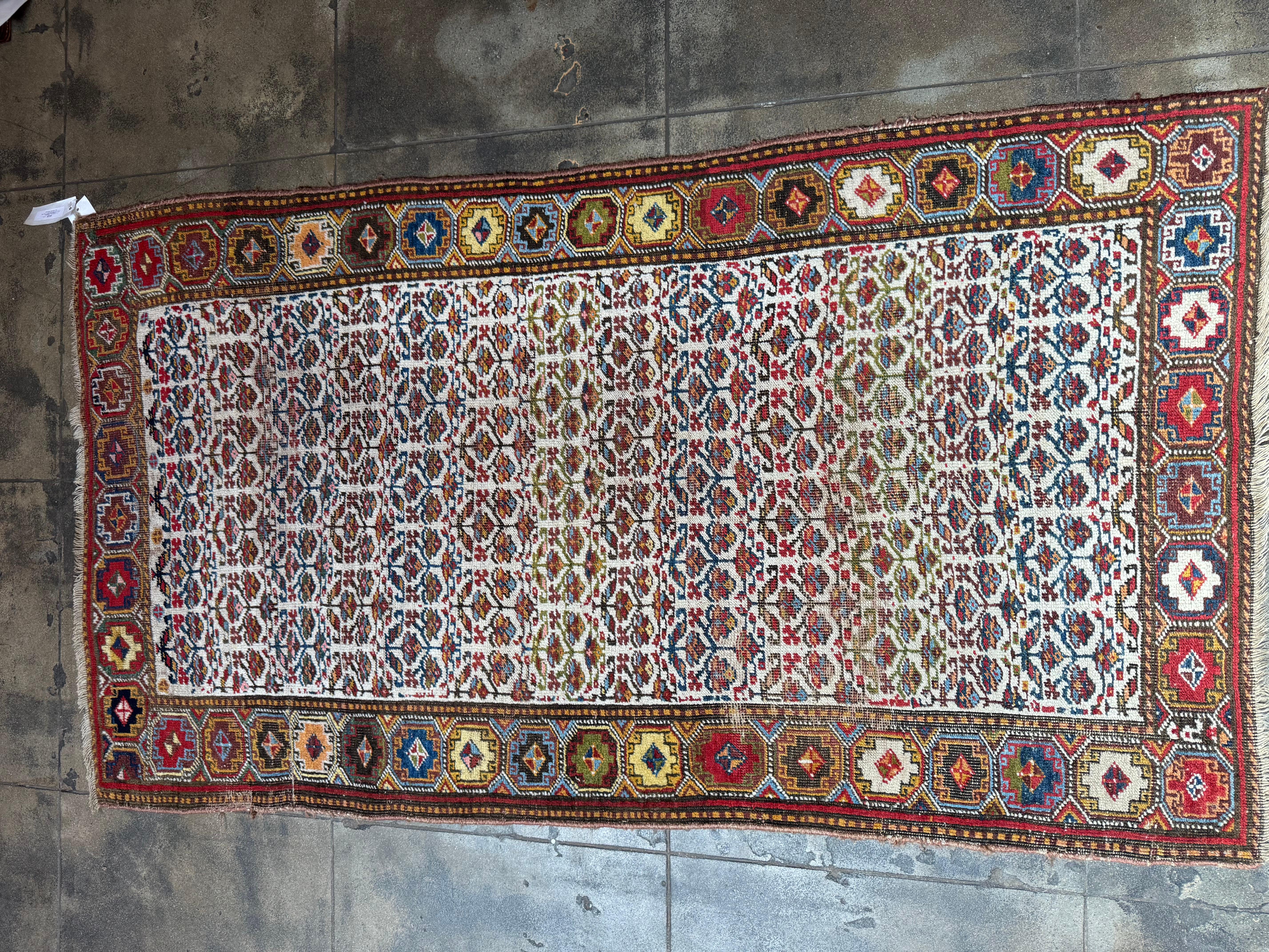 Perse Tapis persan Bijar ancien tissé à la main avec des motifs floraux complexes en vente