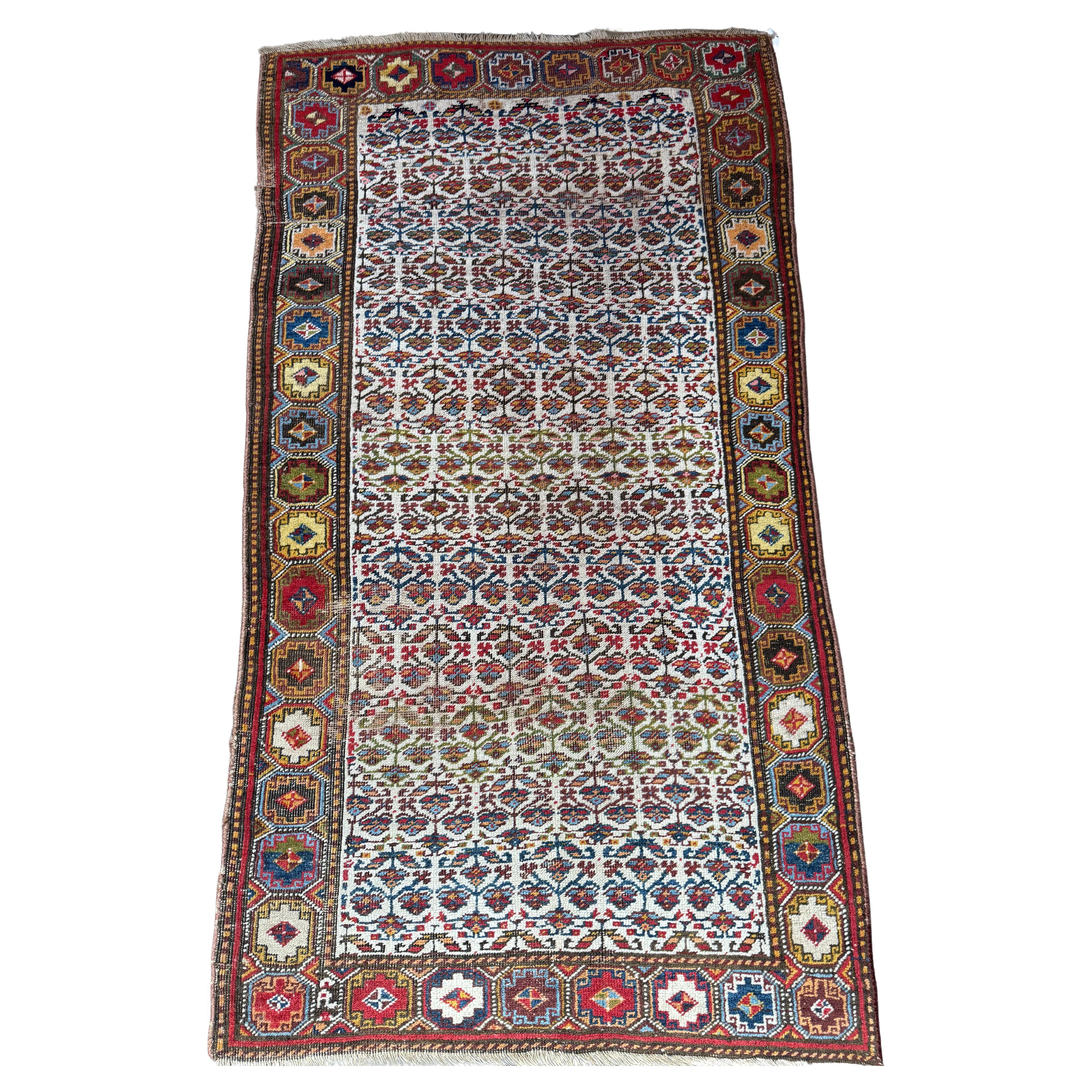 Tapis persan Bijar ancien tissé à la main avec des motifs floraux complexes en vente