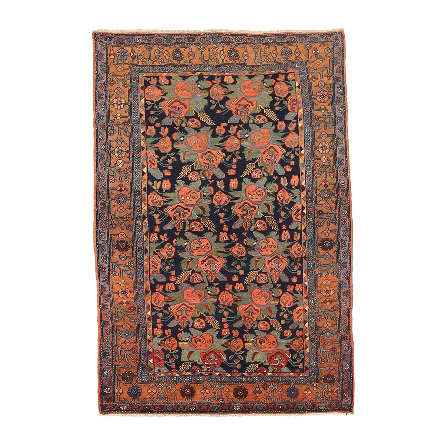 Antiker persischer Bidjar-Teppich mit rosa und grünem Blumenmotiv auf schwarzem Mittelfeld im Angebot