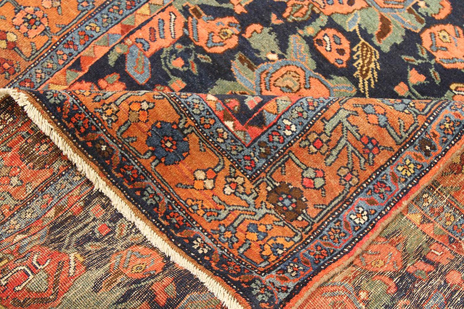 Antiker persischer Bidjar-Teppich mit rosa und grünem Blumenmotiv auf schwarzem Mittelfeld (Islamisch) im Angebot