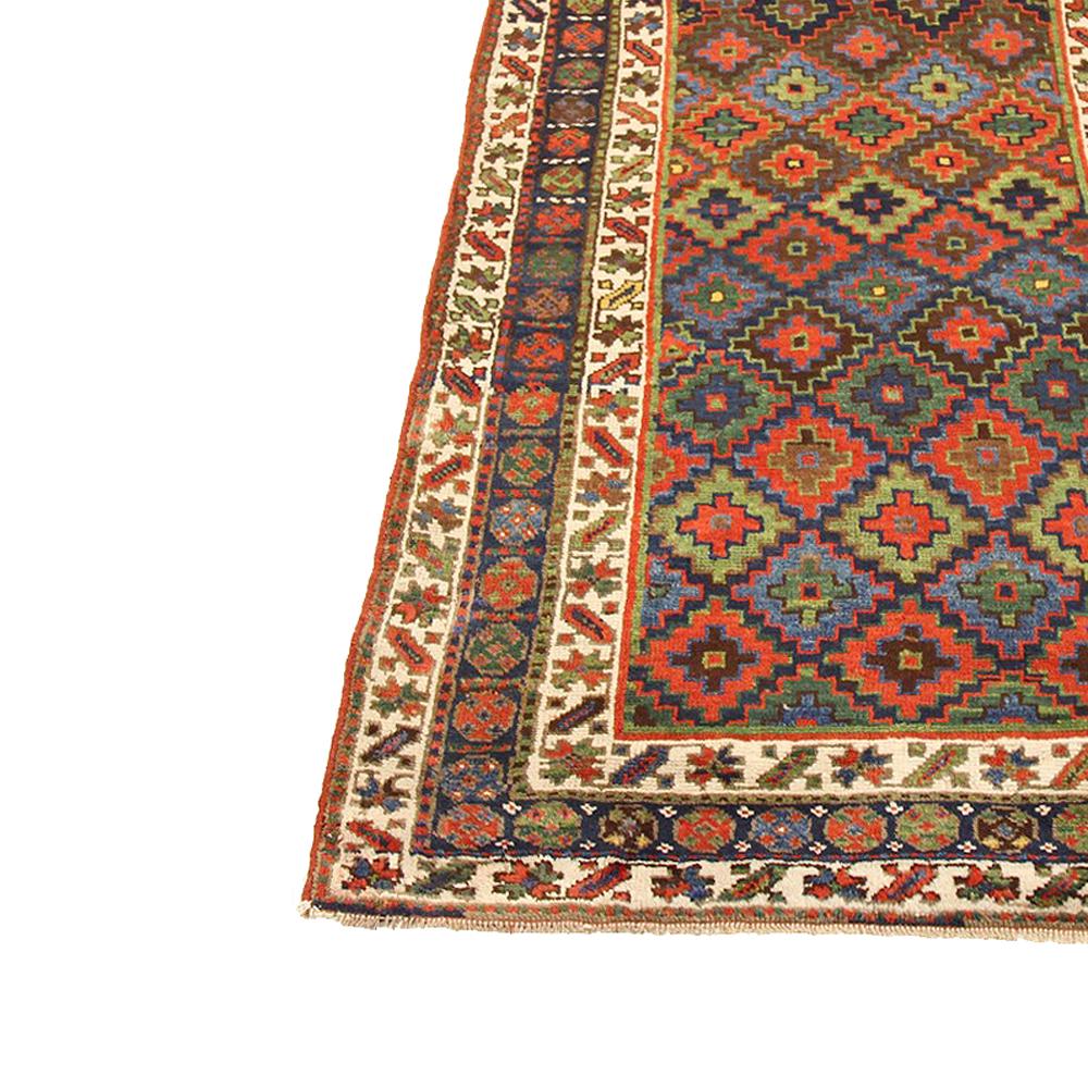 Perse Tapis de course persan antique Bijar avec motifs floraux bleus et verts en alternance en vente