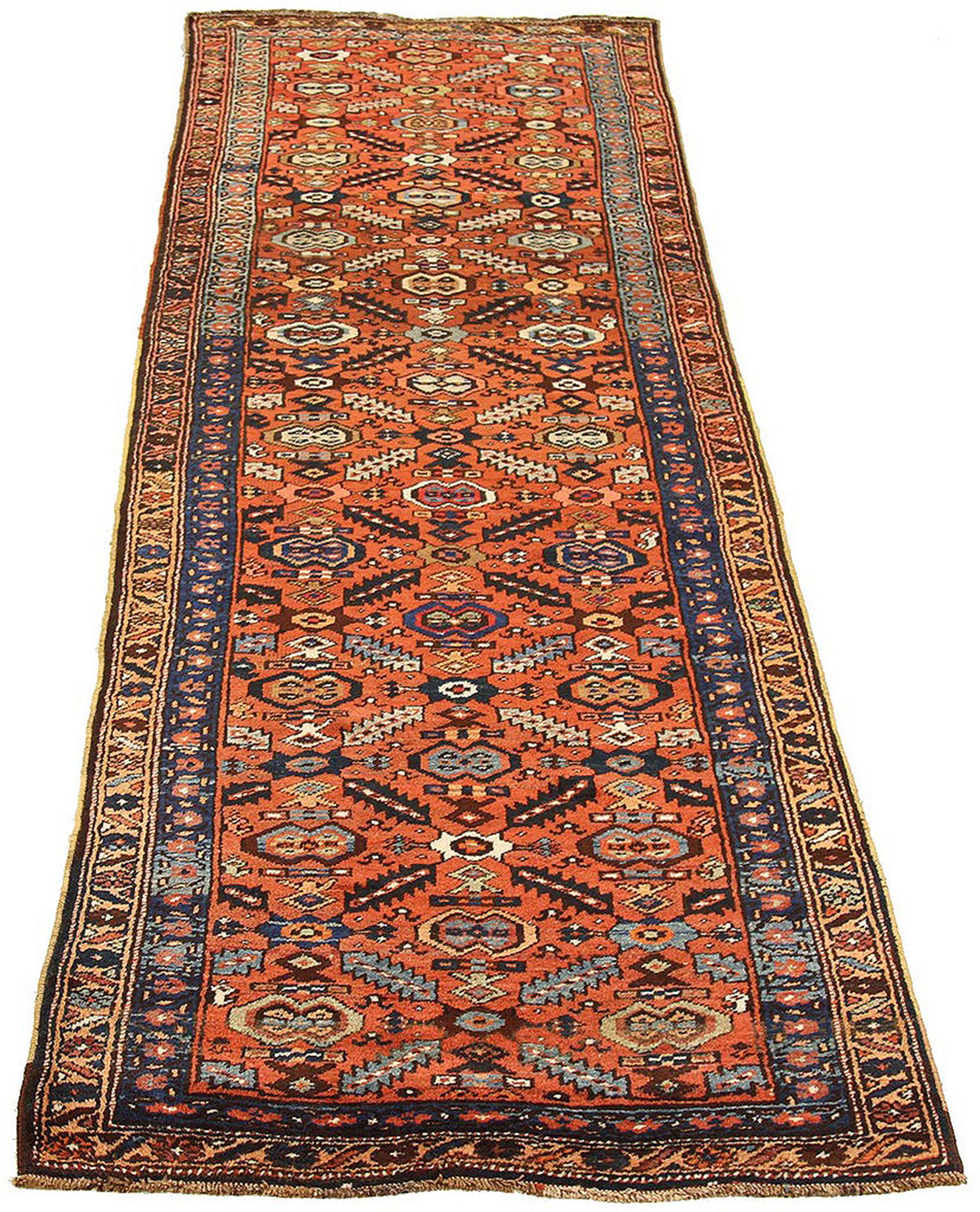 Islamique Tapis de couloir persan Bijar ancien avec médaillons à fleurs bleues et blanches en vente