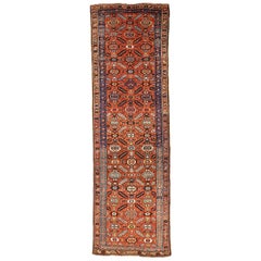 Tapis de couloir persan Bijar ancien avec médaillons à fleurs bleues et blanches