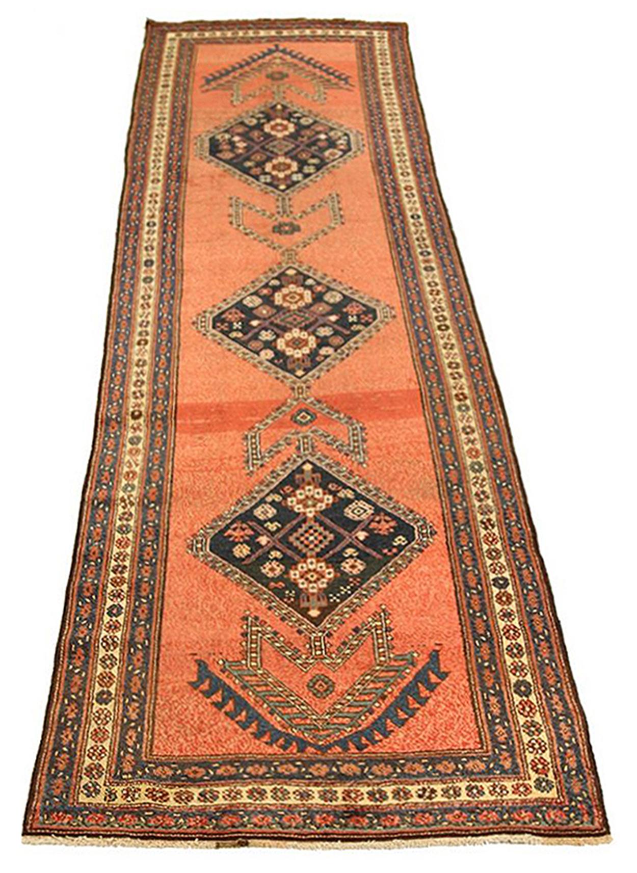 Tissé à la main Tapis de course persan ancien Bijar avec médaillons floraux en diamants en vente