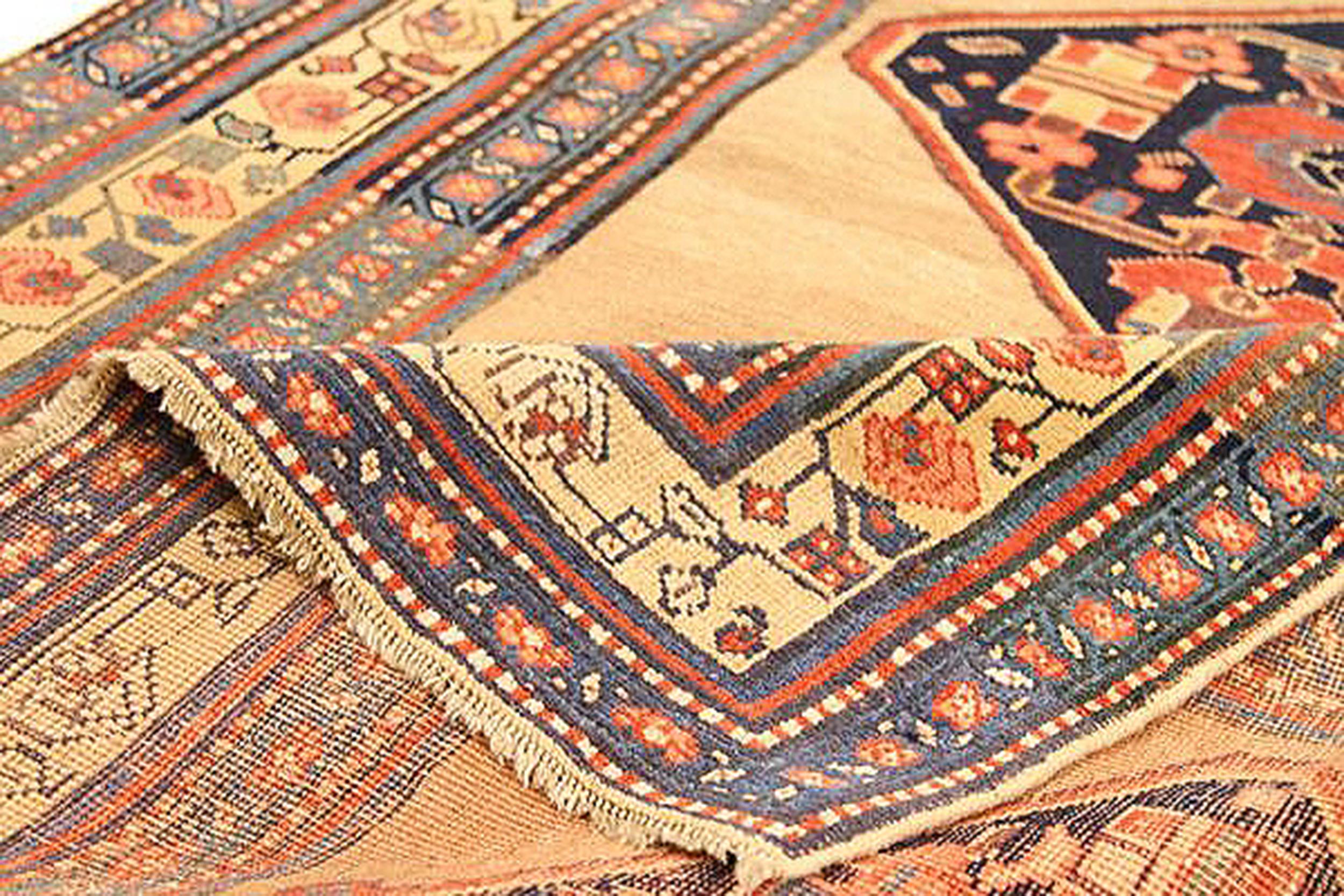 Tapis de course persan ancien tissé à la main à partir de la laine de mouton la plus fine et coloré avec des teintures végétales entièrement naturelles, sans danger pour les humains et les animaux domestiques. Il s'agit d'un modèle traditionnel
