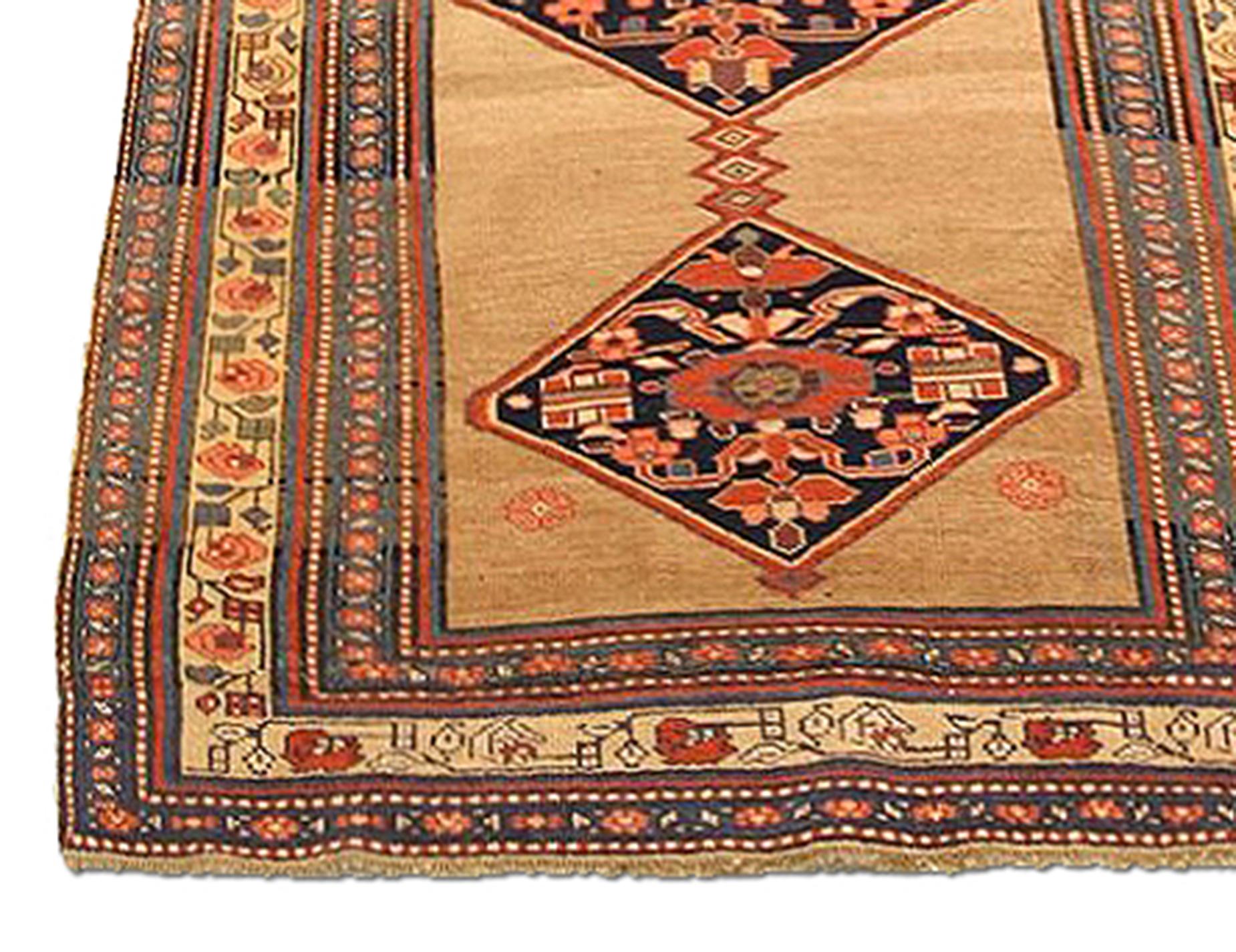 Malayer Tapis de couloir persan Bijar ancien avec médaillons à fleurs en diamants rouges et bleu marine en vente