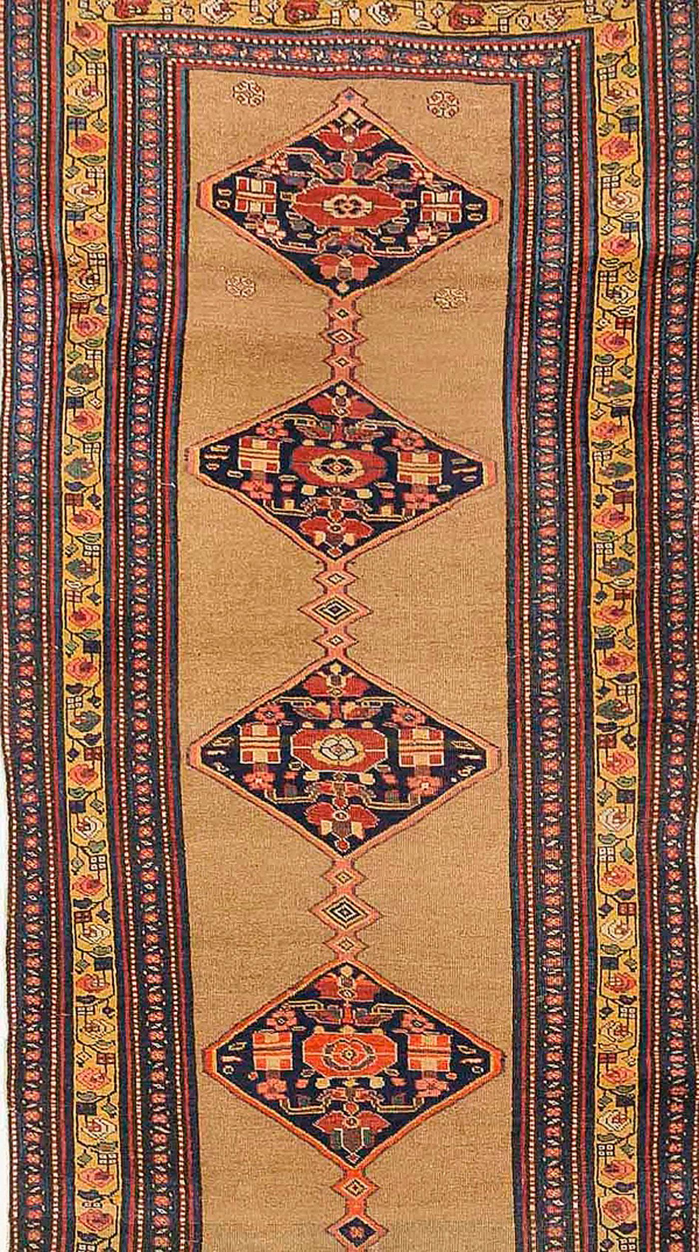 Tissé à la main Tapis de couloir persan Bijar ancien avec médaillons à fleurs en diamants rouges et bleu marine en vente
