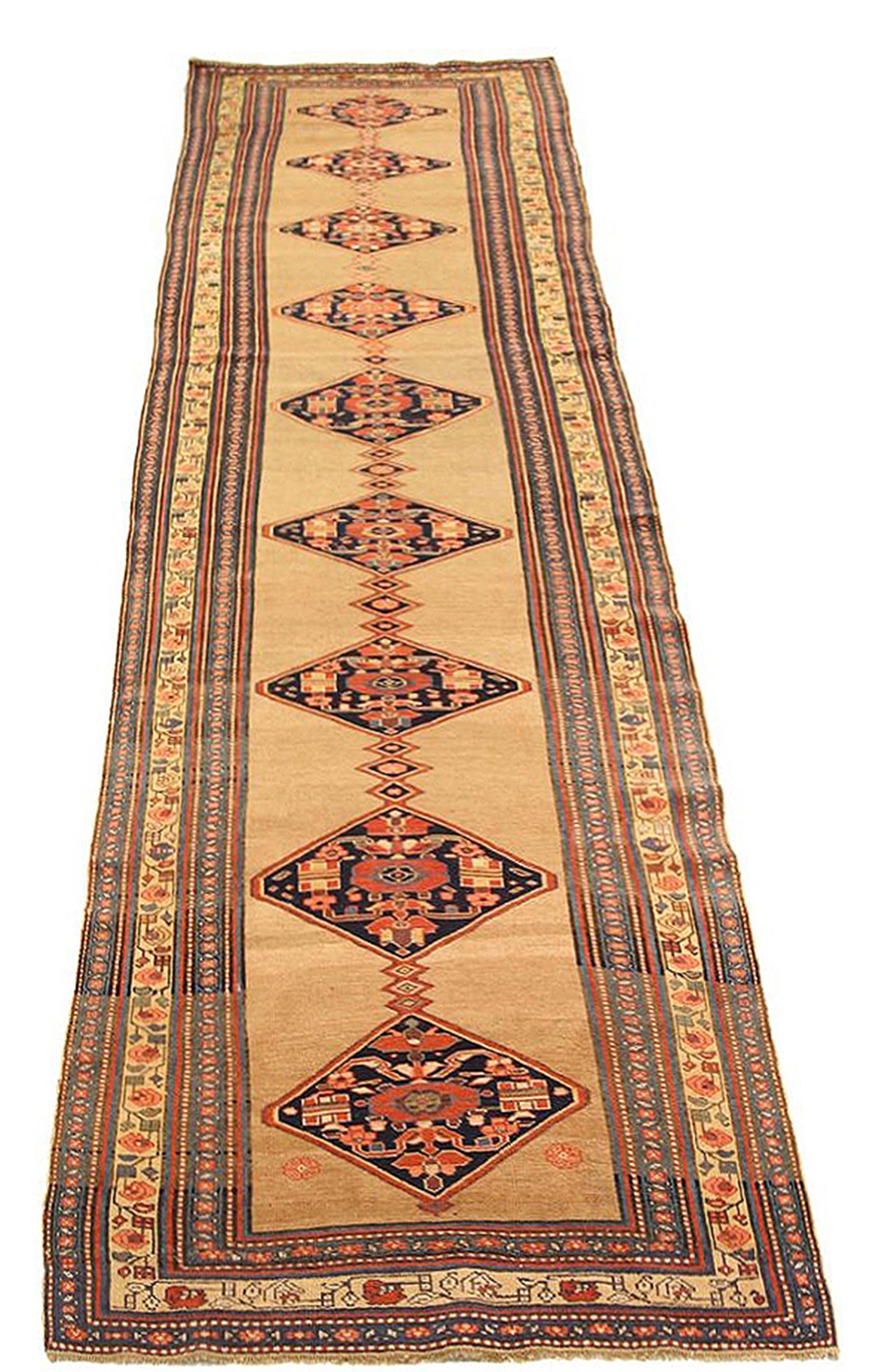 Tapis de couloir persan Bijar ancien avec médaillons à fleurs en diamants rouges et bleu marine Excellent état - En vente à Dallas, TX
