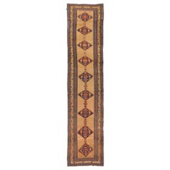 Tapis de couloir persan Bijar ancien avec médaillons à fleurs en diamants rouges et bleu marine