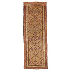 Tapis de couloir persan Bijar ancien avec médaillons à fleurs orange et jaune