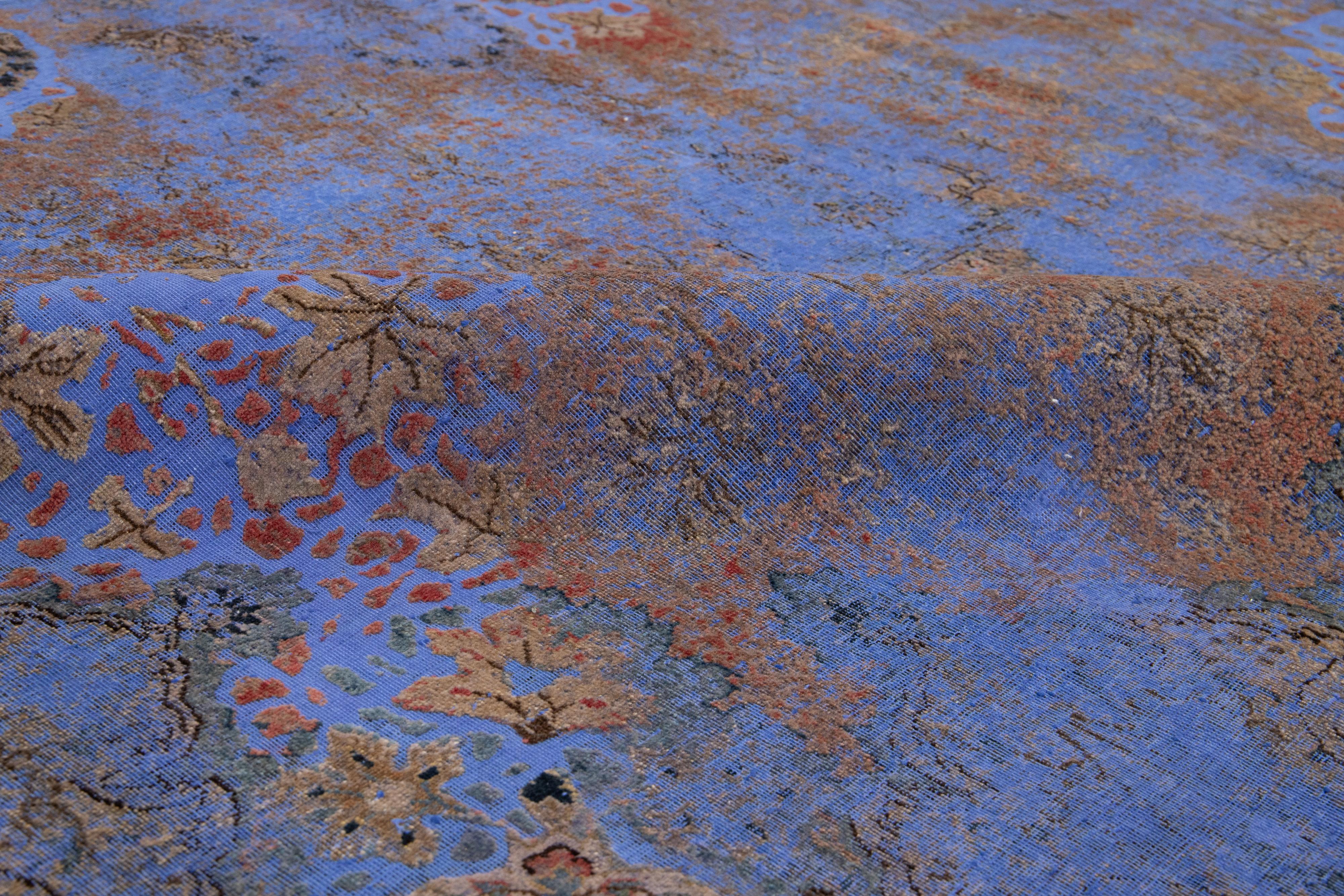 Ancien tapis persan bleu teinté avec motif floral sur toute sa surface en vente 2