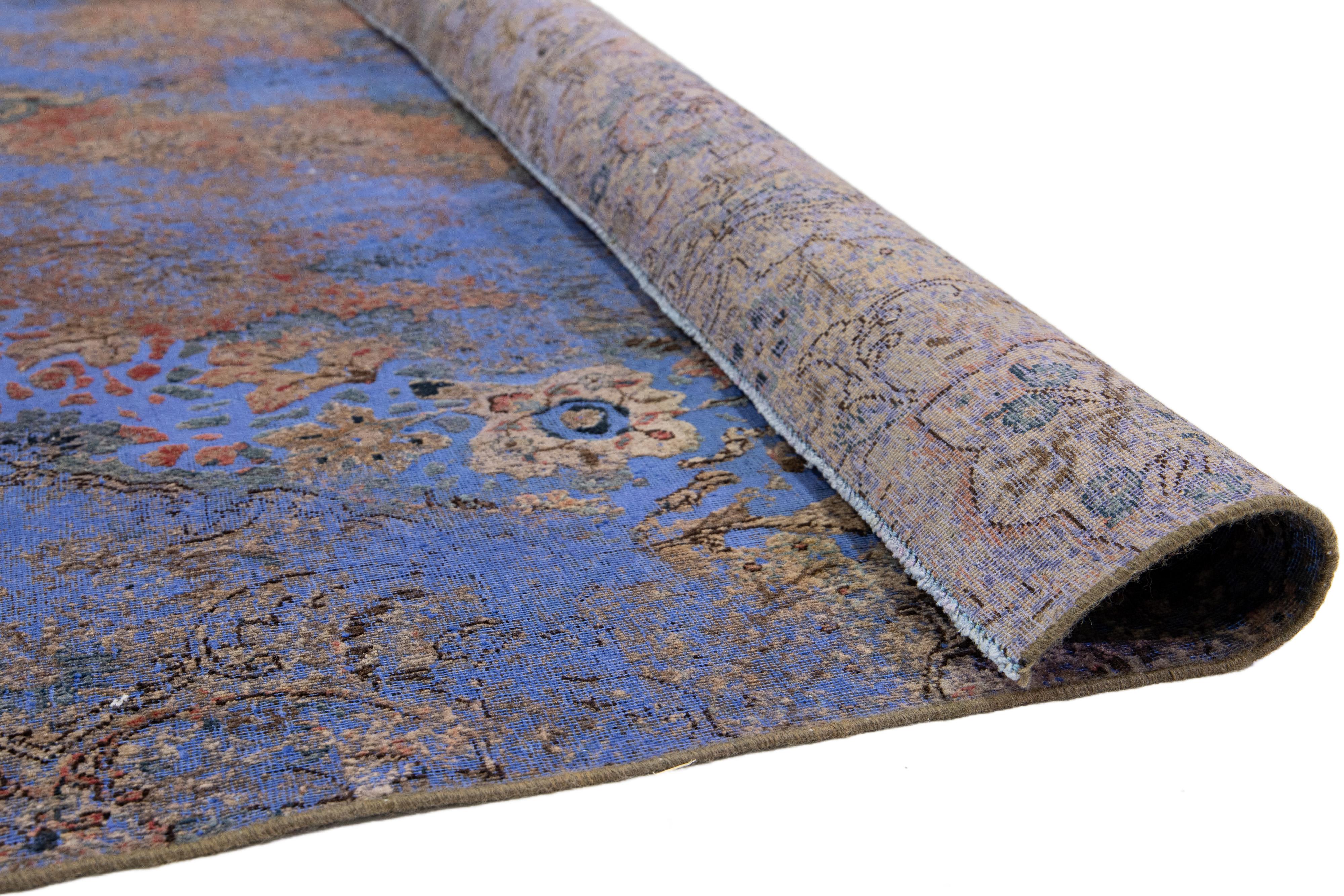 Islamique Ancien tapis persan bleu teinté avec motif floral sur toute sa surface en vente